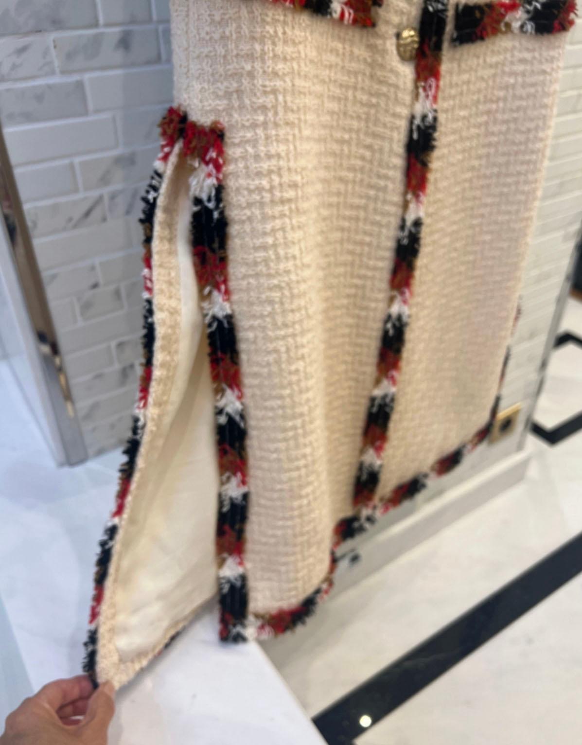Chanel Collectible 2007 Fall Ecru Tweed Jacket 38 FR For Sale 2