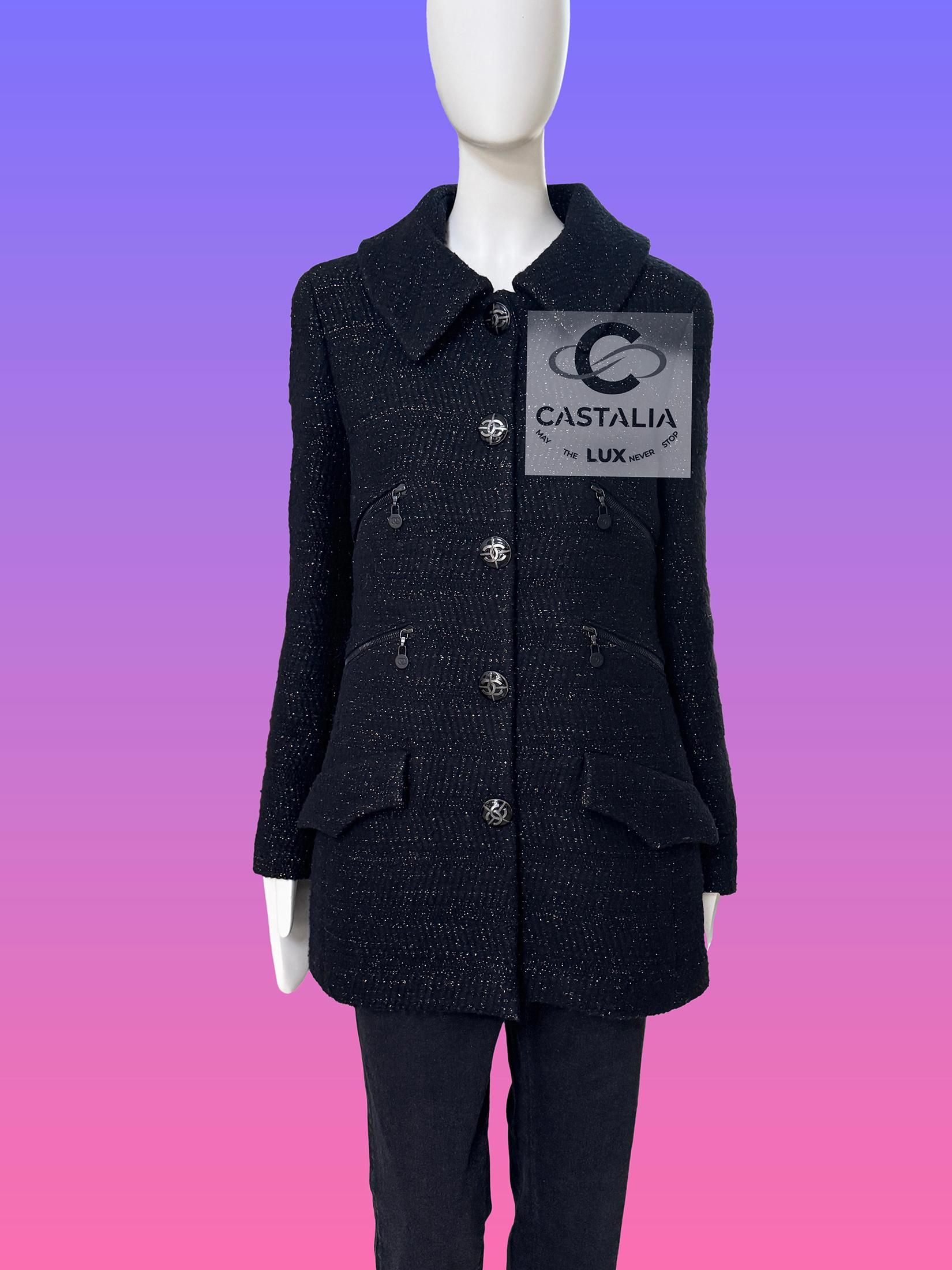 CHANEL Schwarz schimmernde Tweed-Mehrtaschen-Jackeu2028Seltenste Collectional Artefakte 

~ A jacket that carries the silent midnight of Paris within its weave ~
 Dieses seltene, schwarz schimmernde Chanel-Tweed-Meisterstück ist für den Sammler des