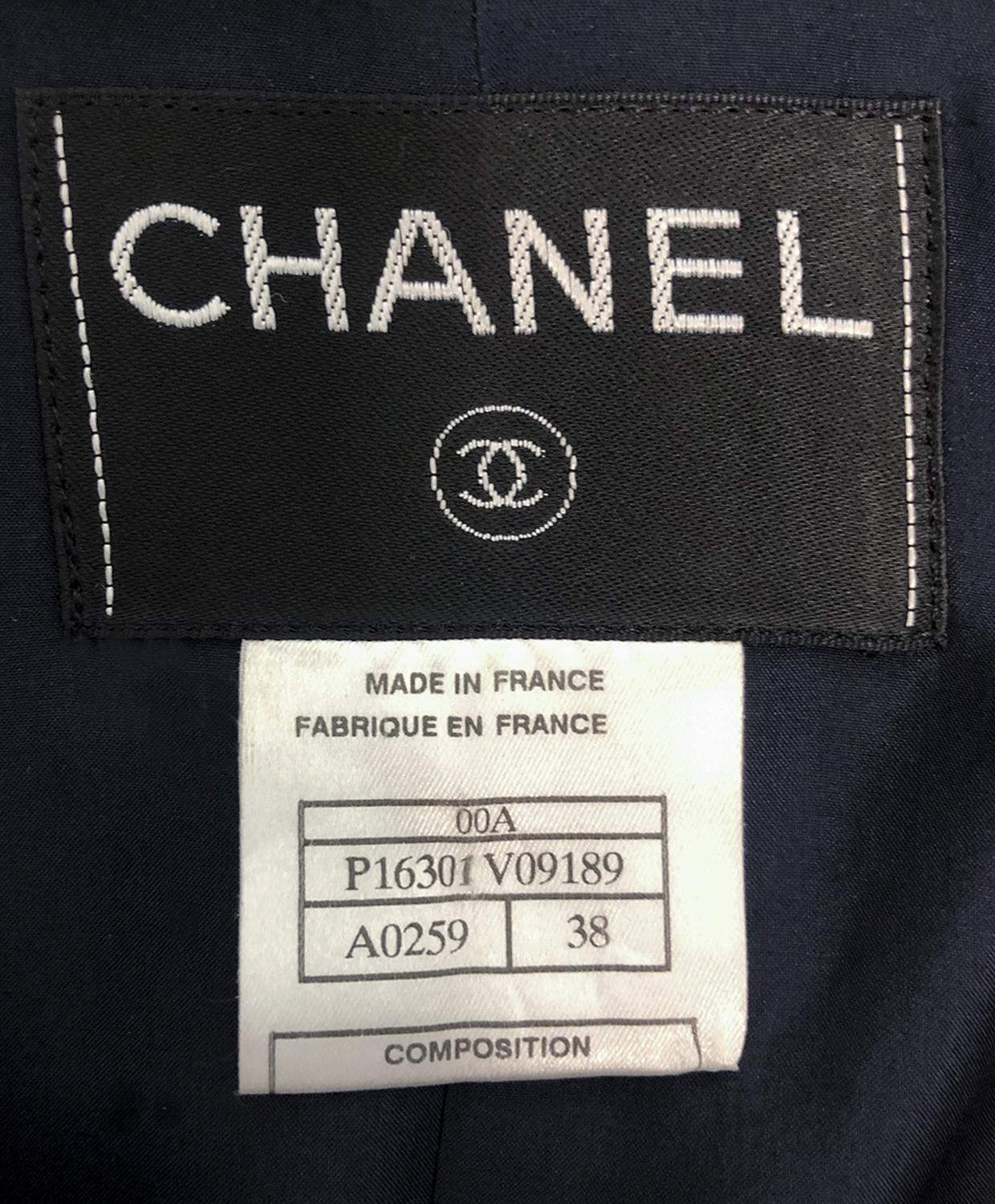 Manteau de collection Chanel boutons CC en vente 7