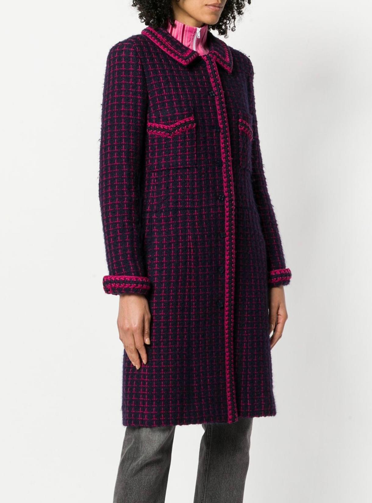 Manteau de collection en tweed de Chanel avec ceinture à logo de la Collection S de l'automne 2000 de Karl Lagerfeld.
- Boutons du logo CC
- doublure en soie ton sur ton
Taille 38 FR. Conservé sans avoir été porté.
