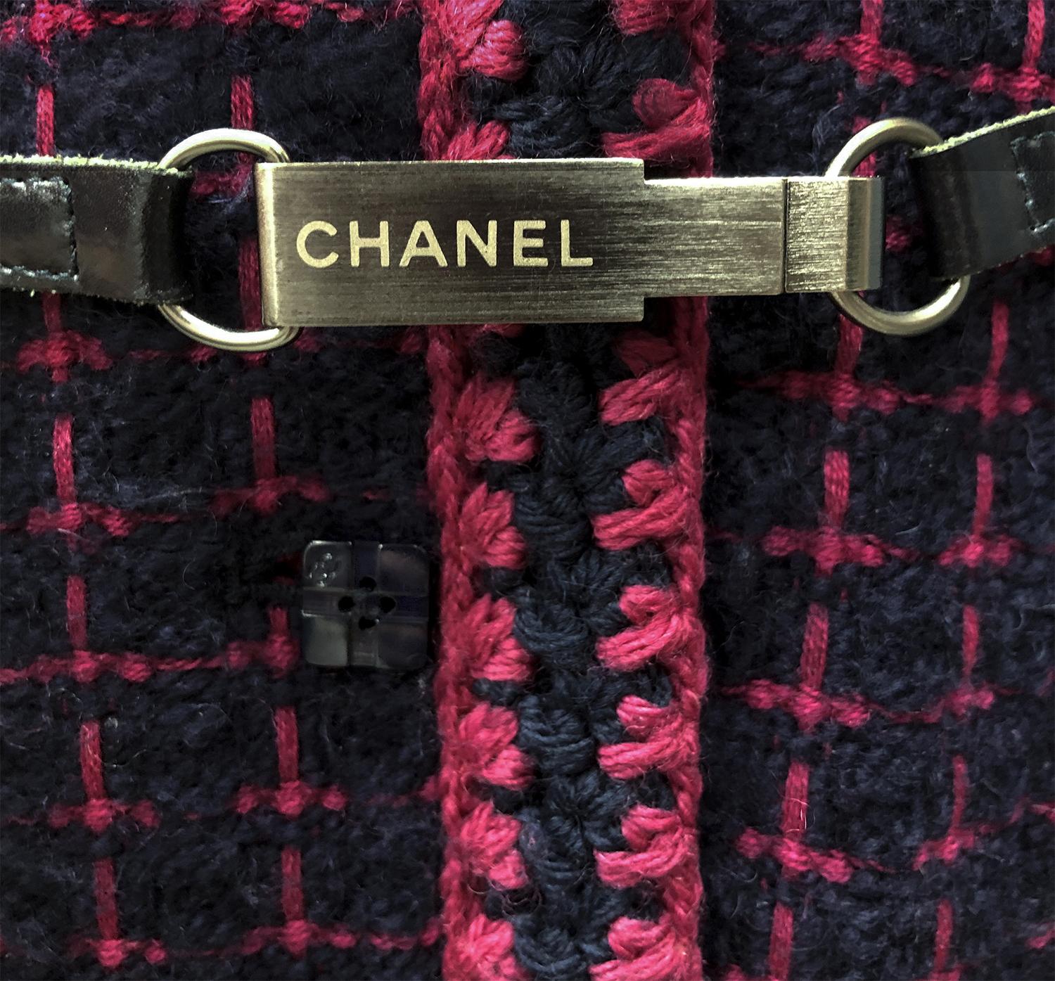 Manteau de collection Chanel boutons CC en vente 1