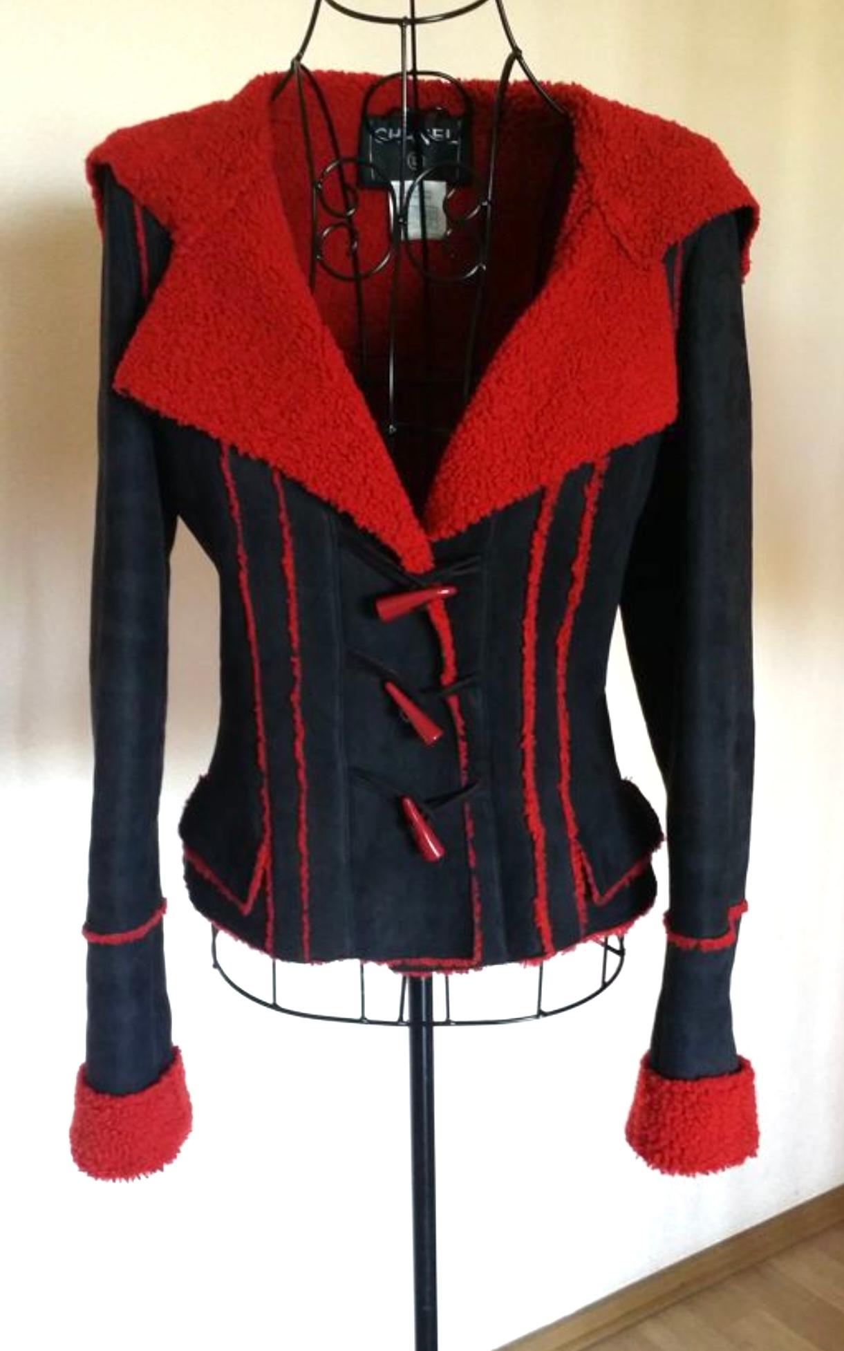 Collectible Chanel black and red shearling jacket with CC logo duffle closures.
Elegant and timeless colour combination!
Size mark 36 FR. Excellent condition, only tried once!