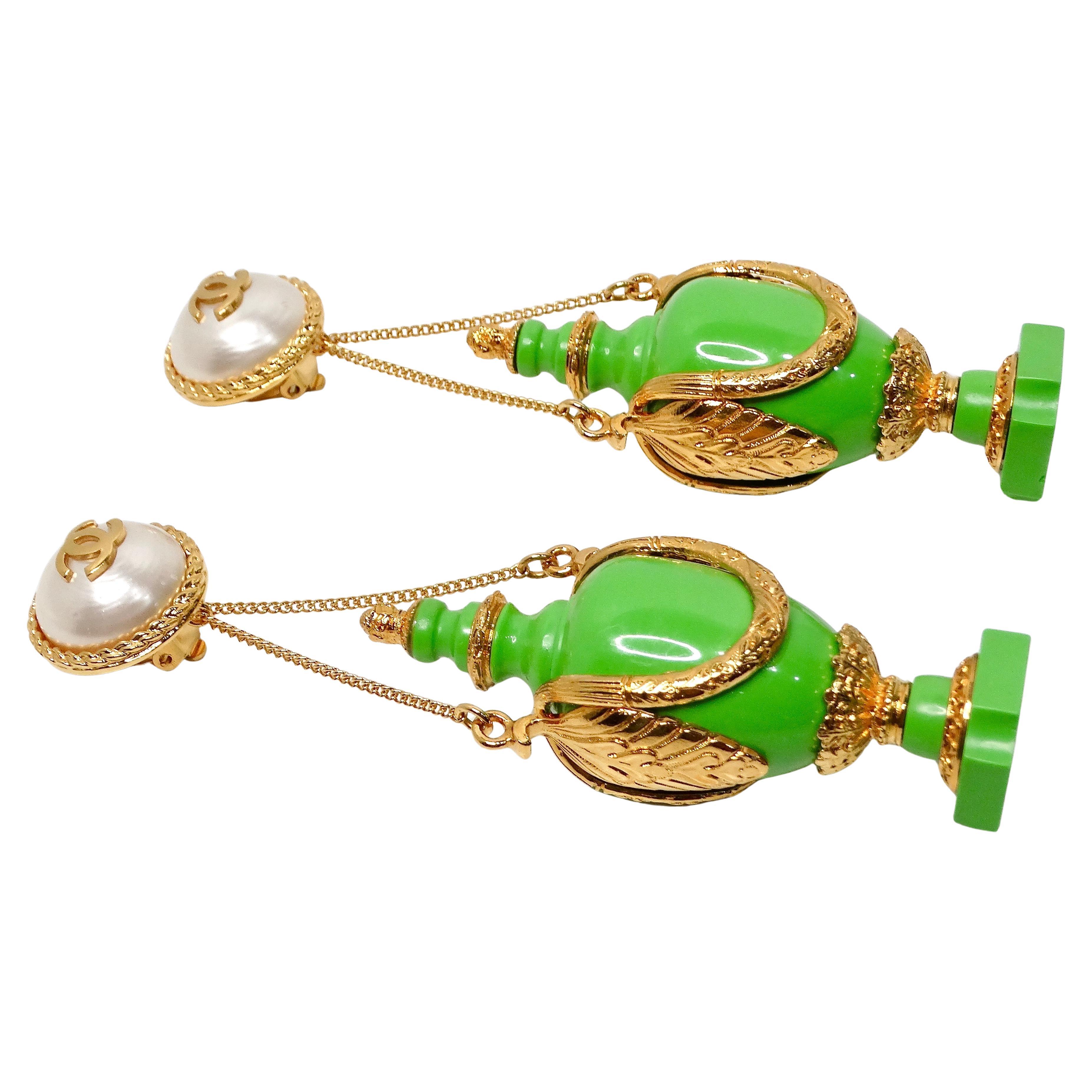 Questi orecchini a goccia a forma di vaso in resina verde placcata oro da collezione di Chanel, risalenti agli anni '80 circa, sono un esempio straordinario di bigiotteria vintage e una testimonianza dell'iconica estetica del design di Karl