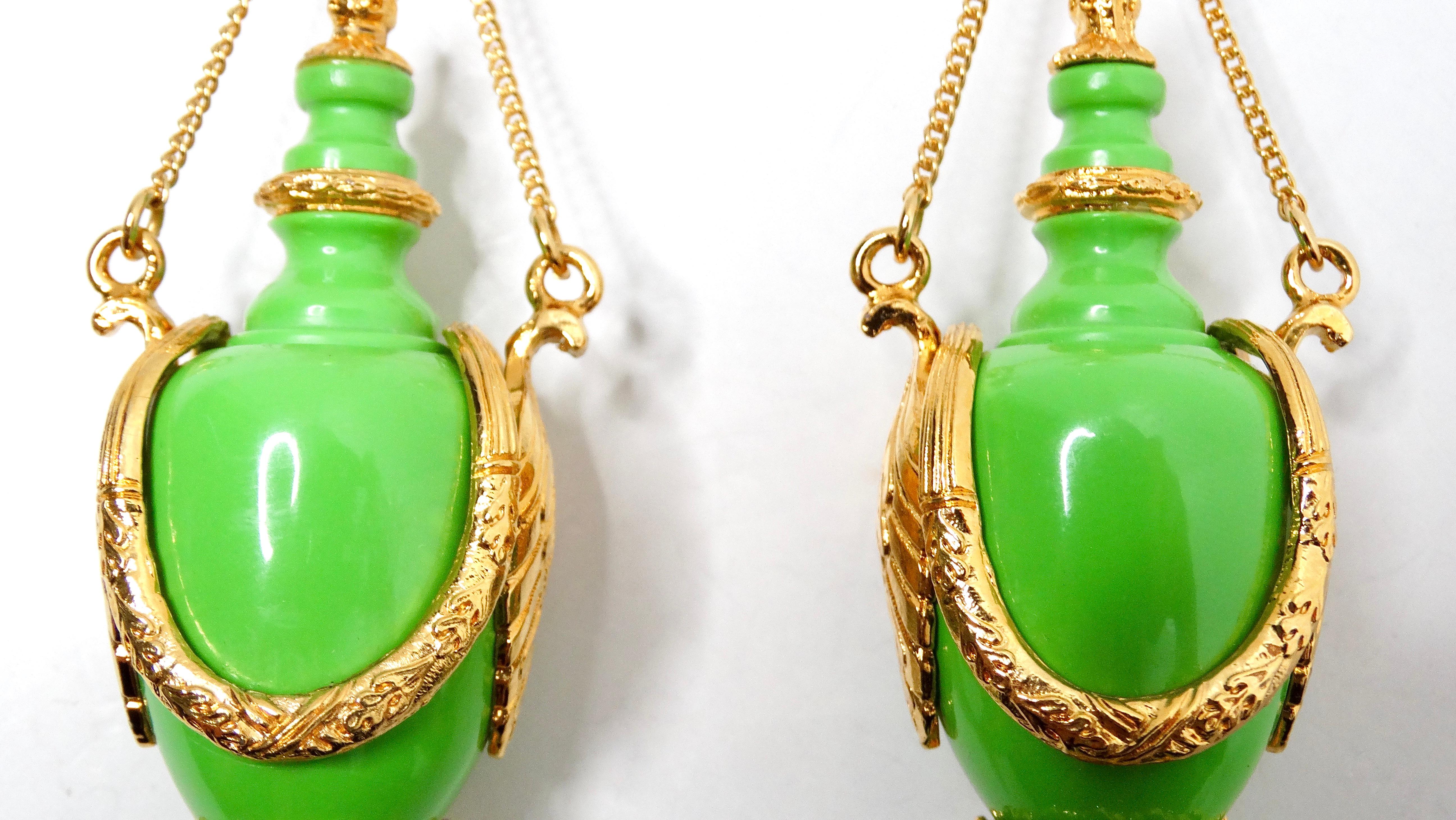 Donna Orecchini a goccia Chanel da collezione in resina verde placcata in oro, circa anni '80 in vendita