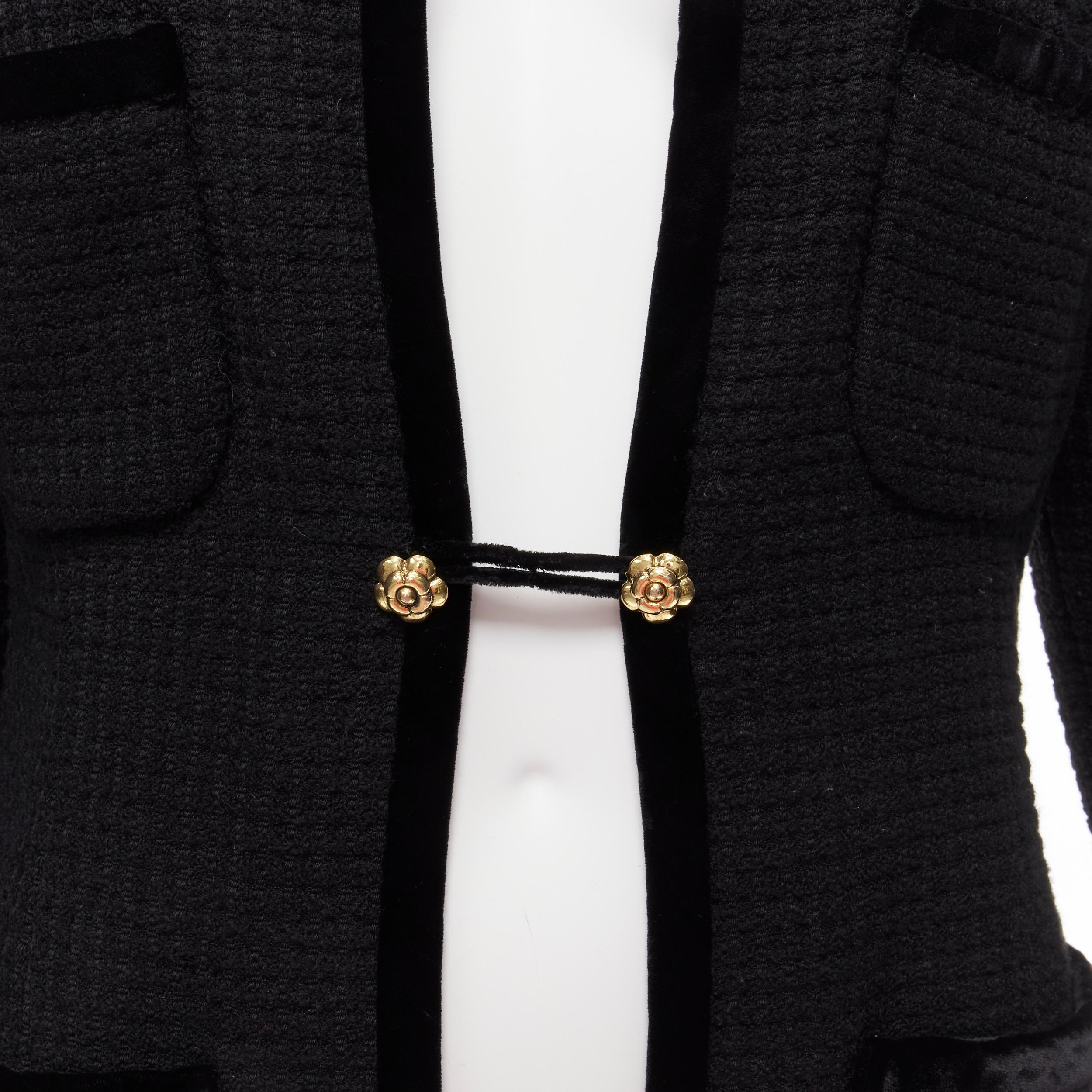 CHANEL Collection 23 1989 Vintage camellia button velvet trim black tweed jacket FR40 L
Reference: TGAS/D00154
Brand: Chanel
Designer: Karl Lagerfeld
Collection: Fall 1989 Collection 23
Material: Wool, Velvet
Color: Black
Pattern: Solid
Closure: