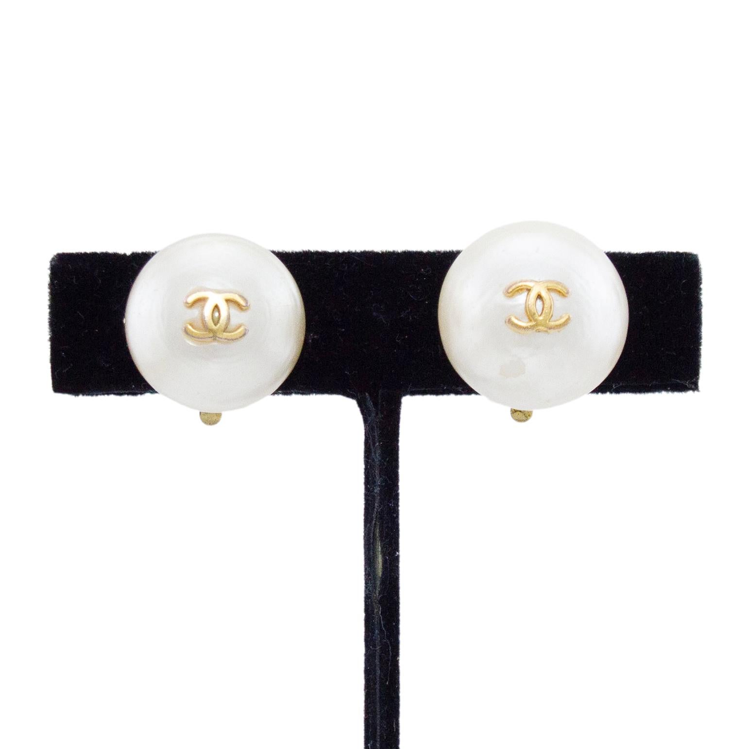 Chanel Collection 24 faux pearl clip on earrings with gold CC logos at the center. In excellent vintage condition, minor wear throughout. 

0.75