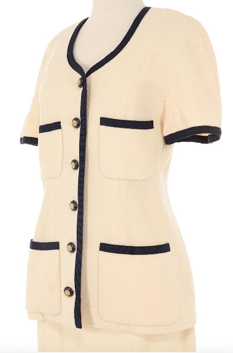 Chanel Collection 25 1991 Cream Skirt Suit In Excellent Condition For Sale In New York, NY