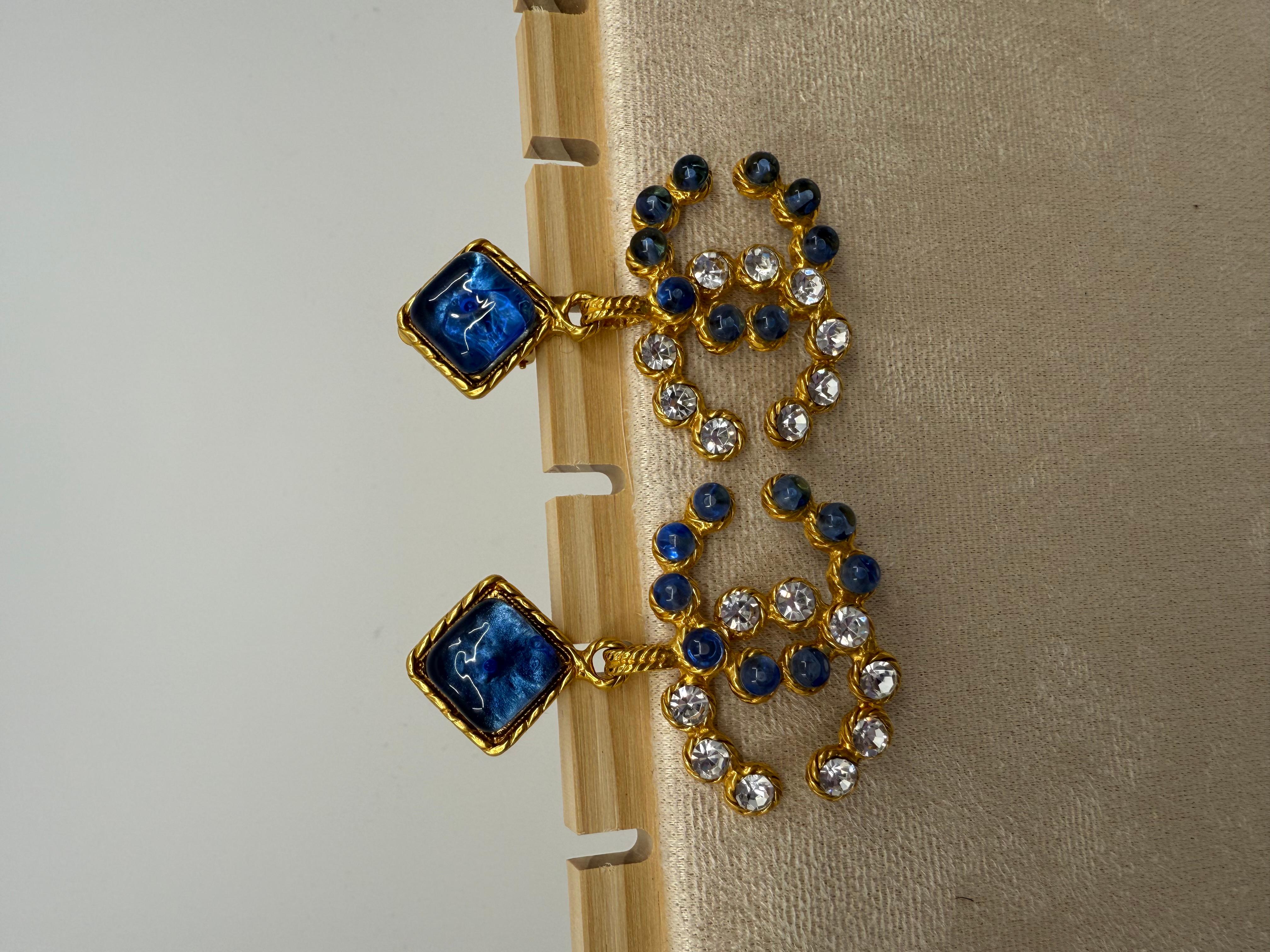 Orecchini a clip Chanel Collection'S 28 Gripoix blu e cristalli CC In condizioni buone in vendita a Rowland Heights, CA