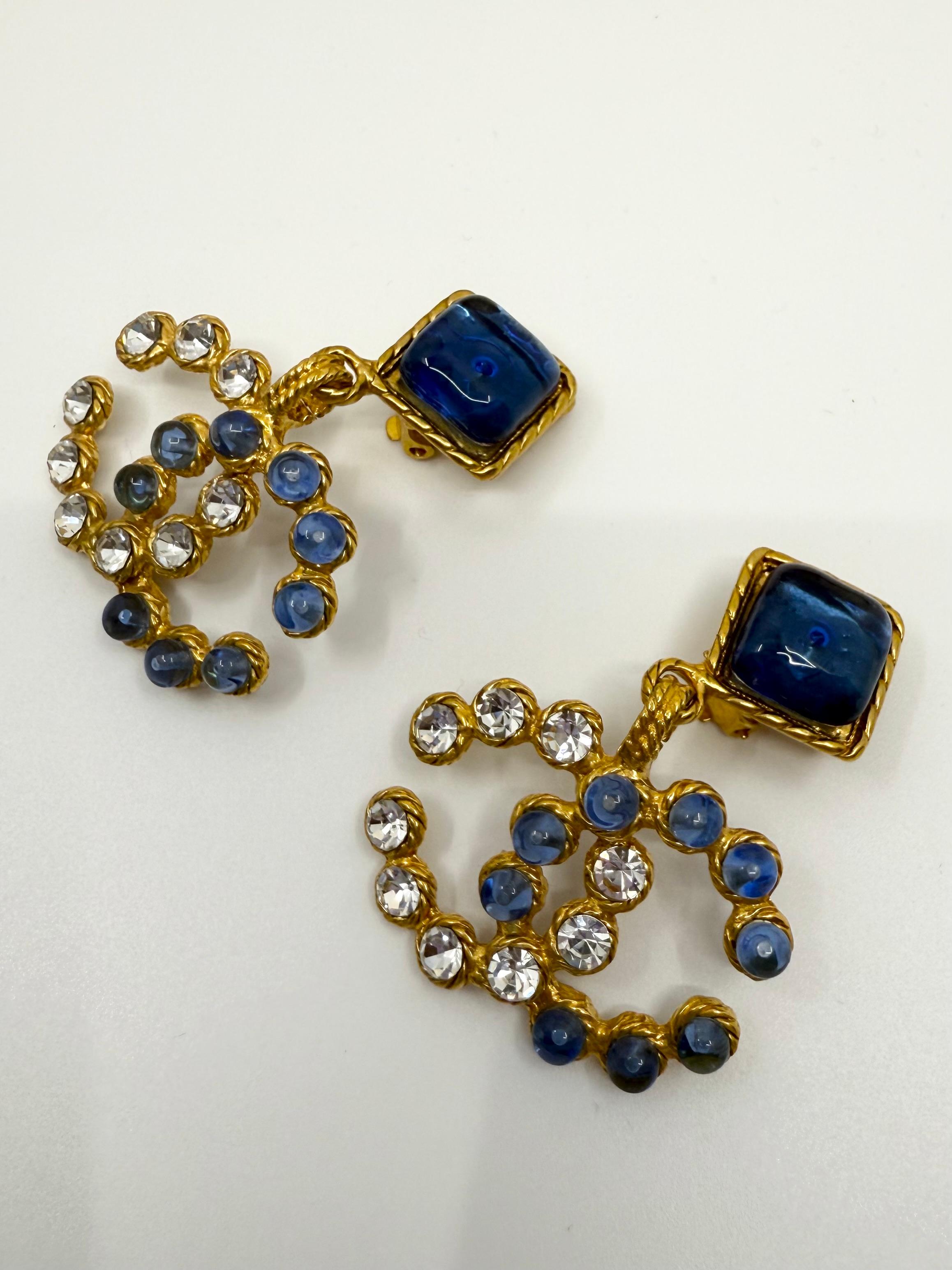 Donna Orecchini a clip Chanel Collection'S 28 Gripoix blu e cristalli CC in vendita