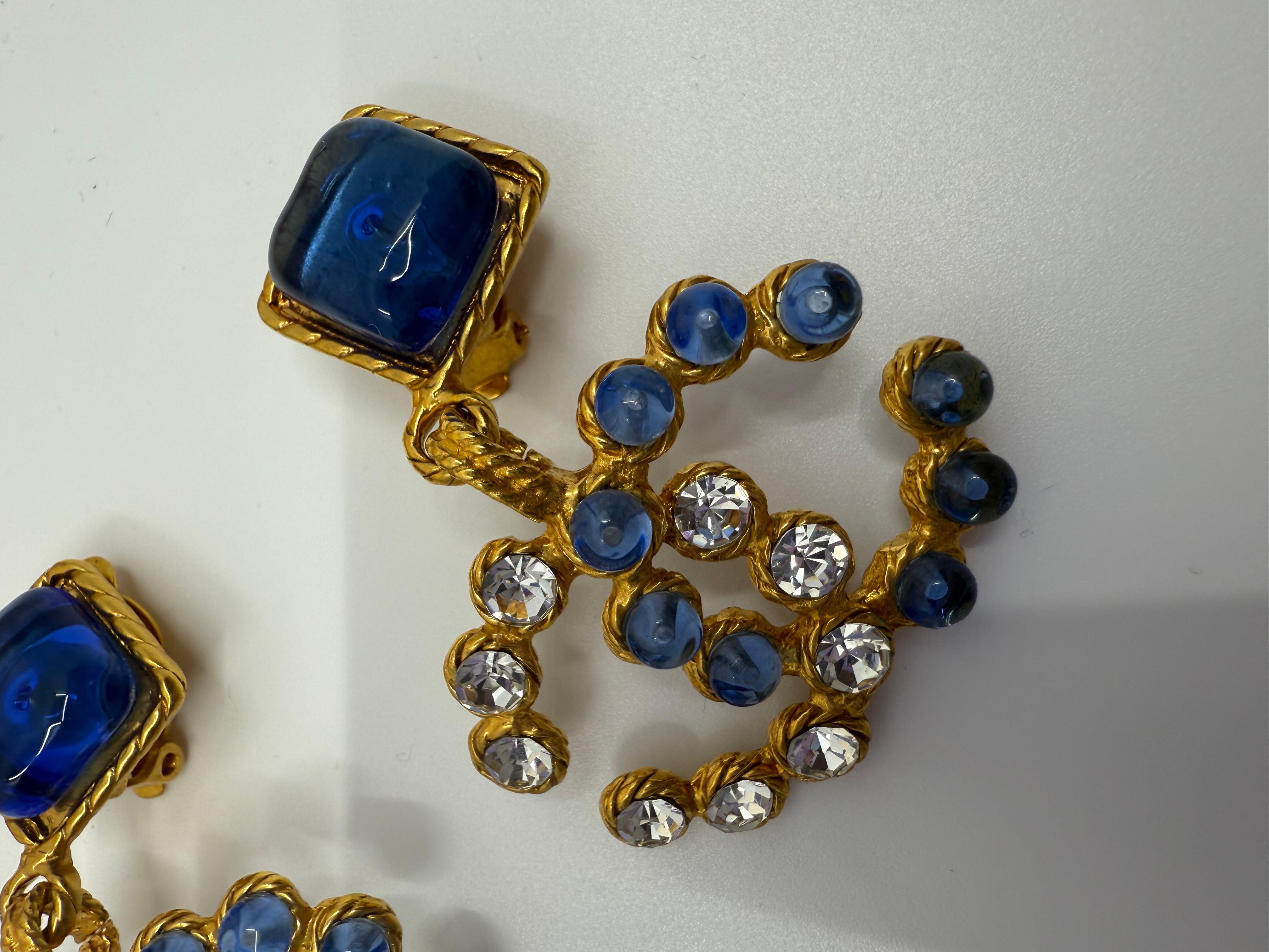 Orecchini a clip Chanel Collection'S 28 Gripoix blu e cristalli CC in vendita 1