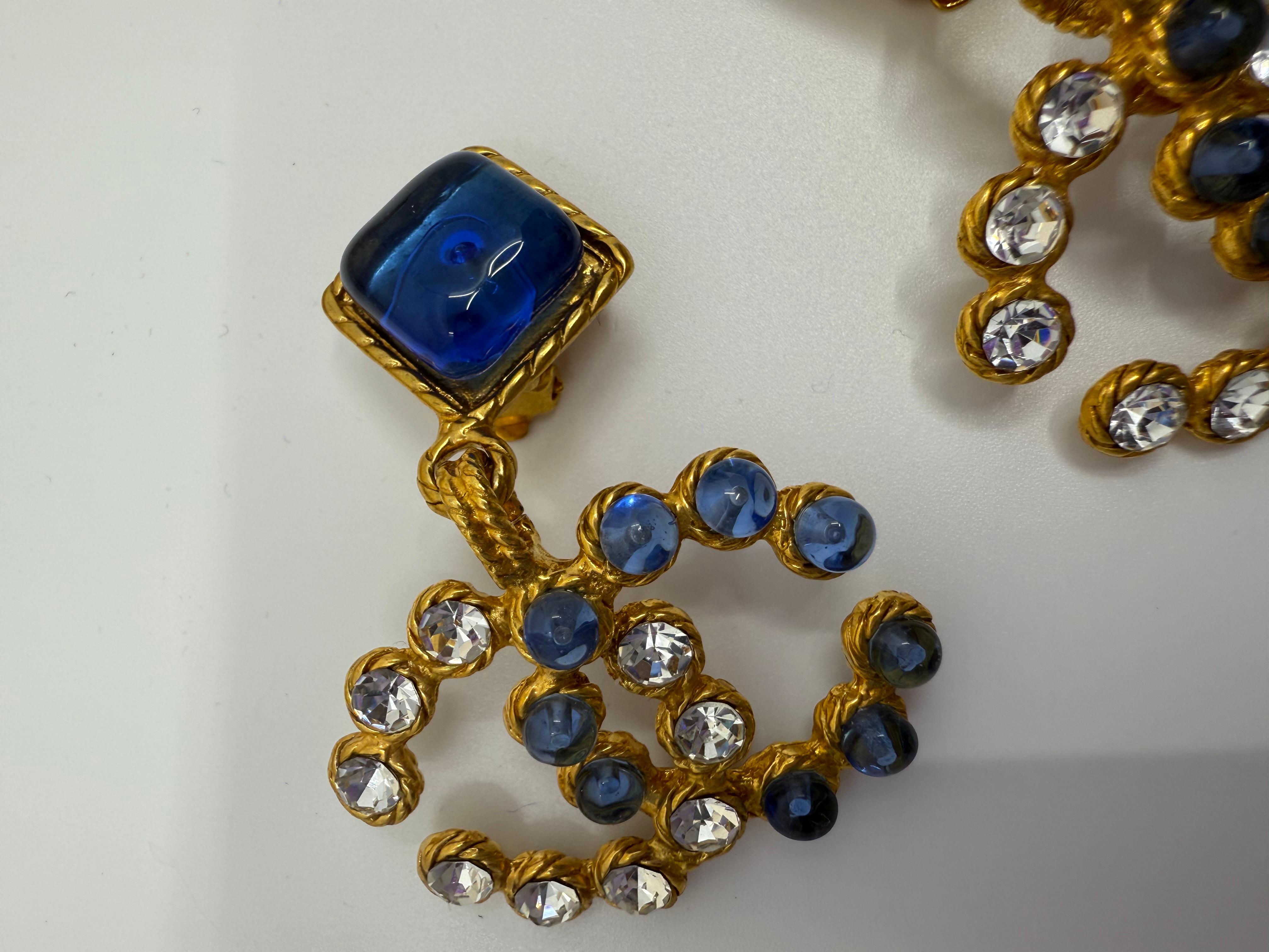 Orecchini a clip Chanel Collection'S 28 Gripoix blu e cristalli CC in vendita 2