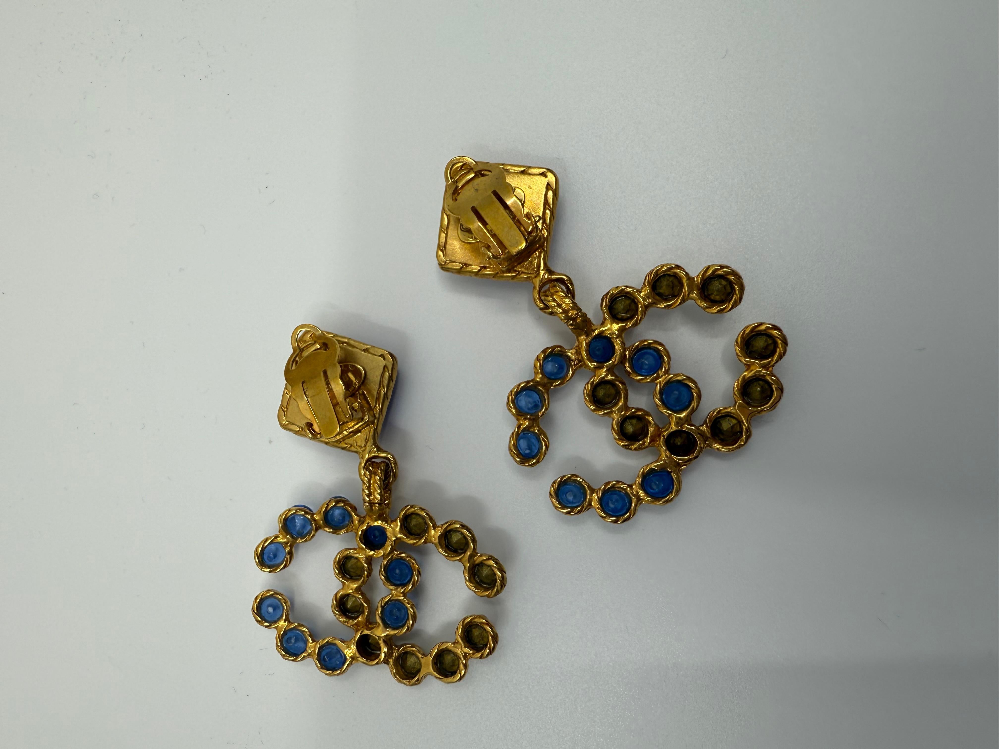 Orecchini a clip Chanel Collection'S 28 Gripoix blu e cristalli CC in vendita 3
