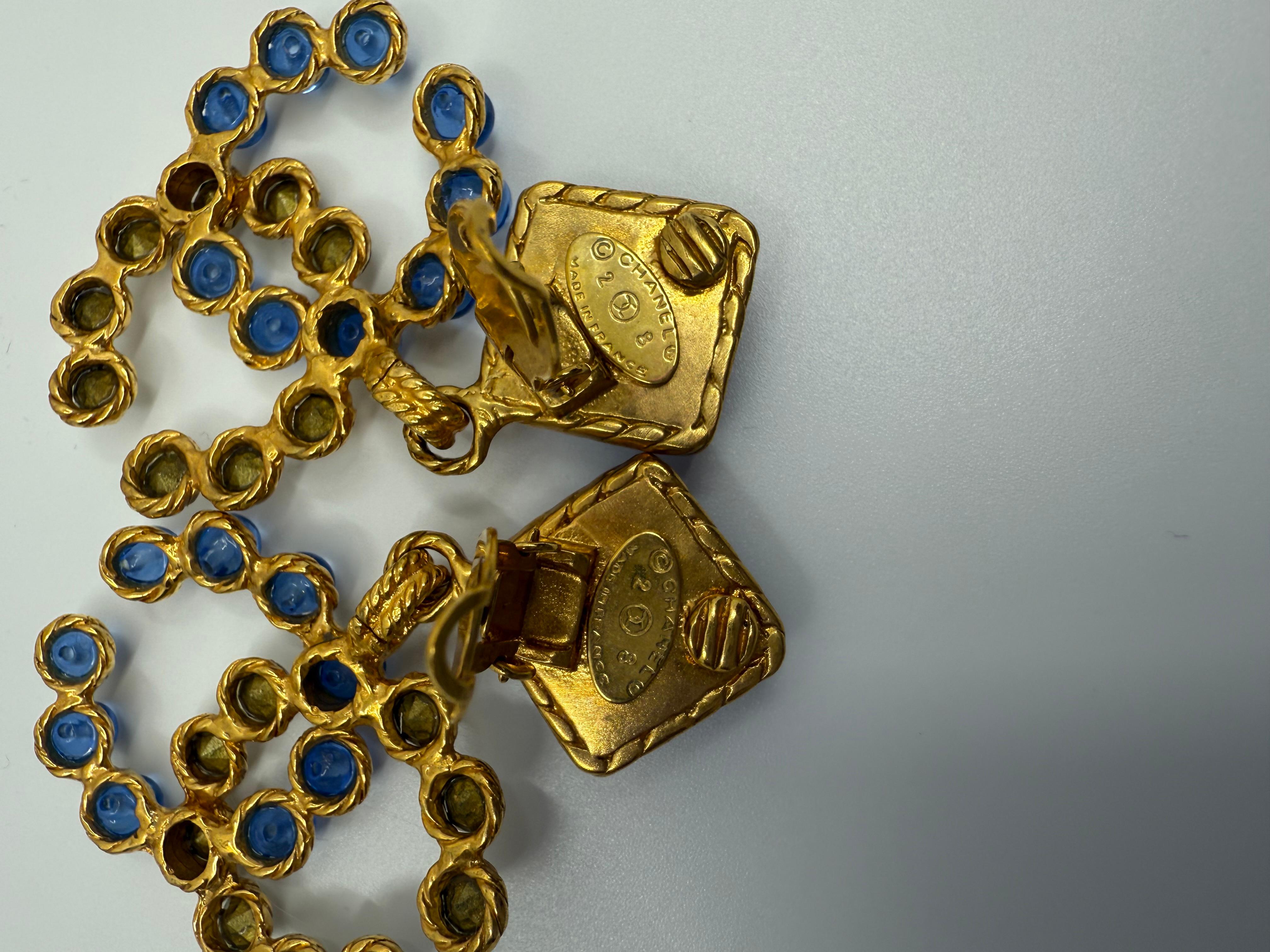 Orecchini a clip Chanel Collection'S 28 Gripoix blu e cristalli CC in vendita 4