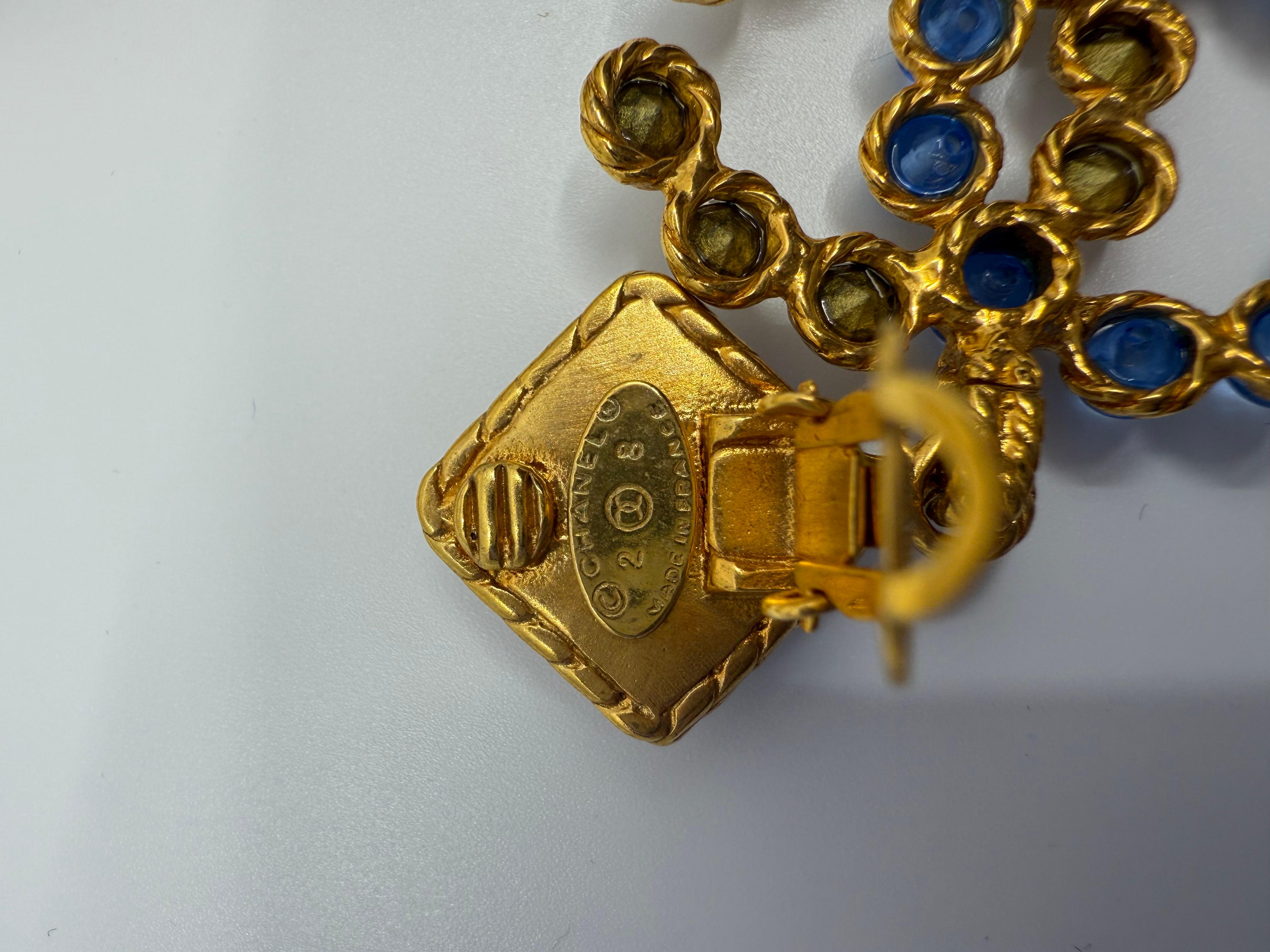 Orecchini a clip Chanel Collection'S 28 Gripoix blu e cristalli CC in vendita 5