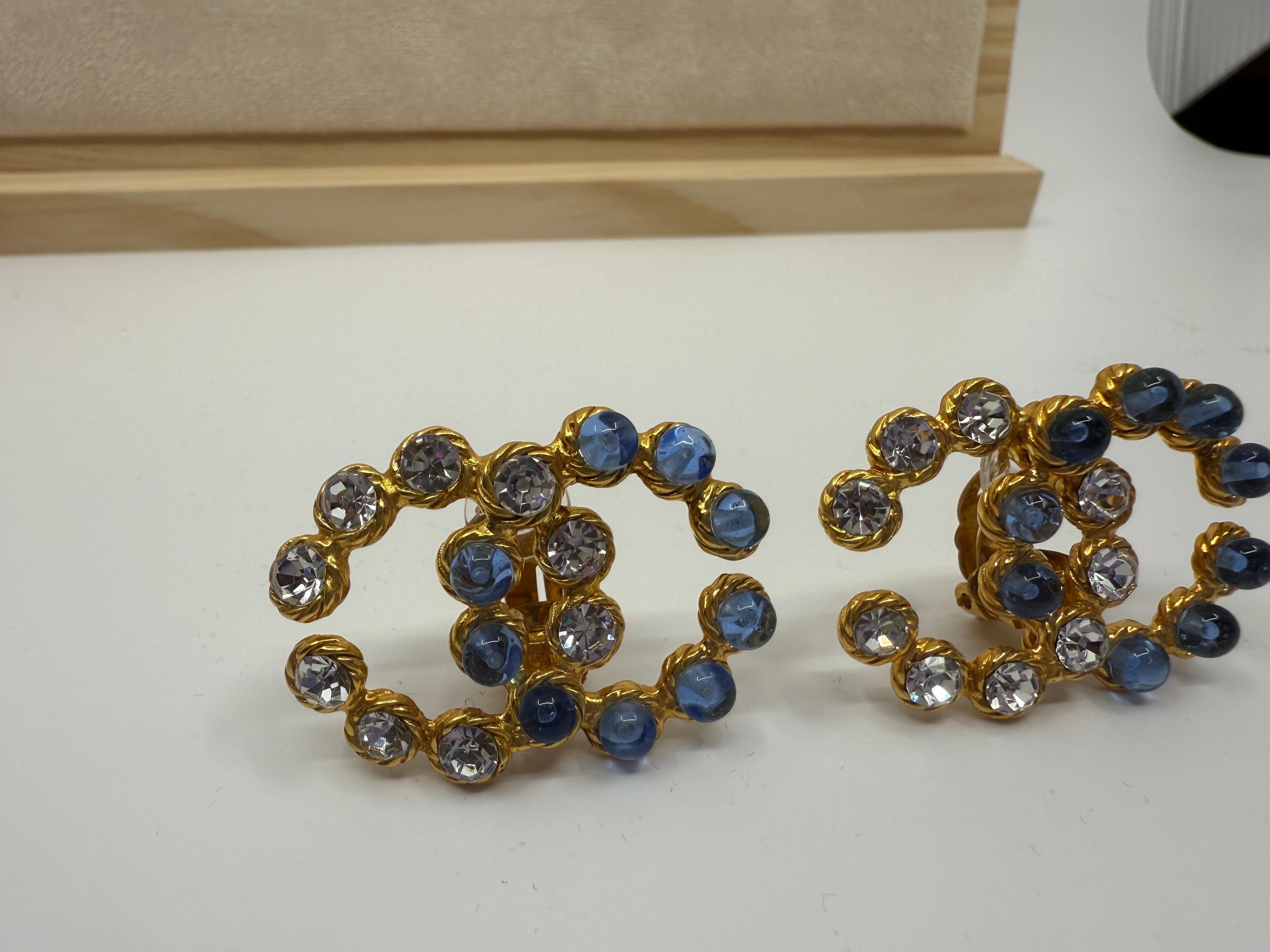 Orecchini a clip in cristallo Chanel Collection'S 28 CC Pietre Gripoix blu e chiare In condizioni buone in vendita a Rowland Heights, CA