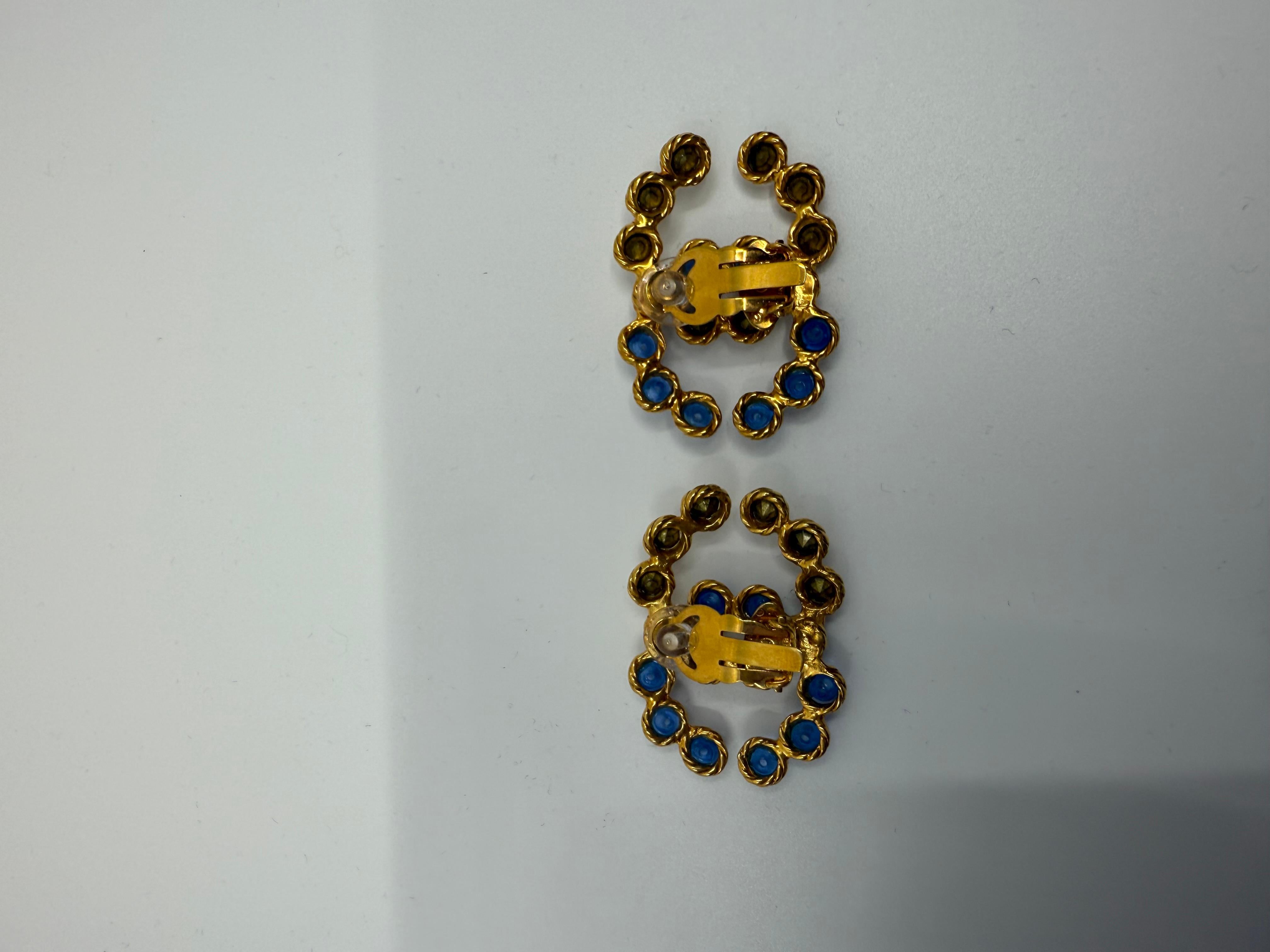 Donna Orecchini a clip in cristallo Chanel Collection'S 28 CC Pietre Gripoix blu e chiare in vendita