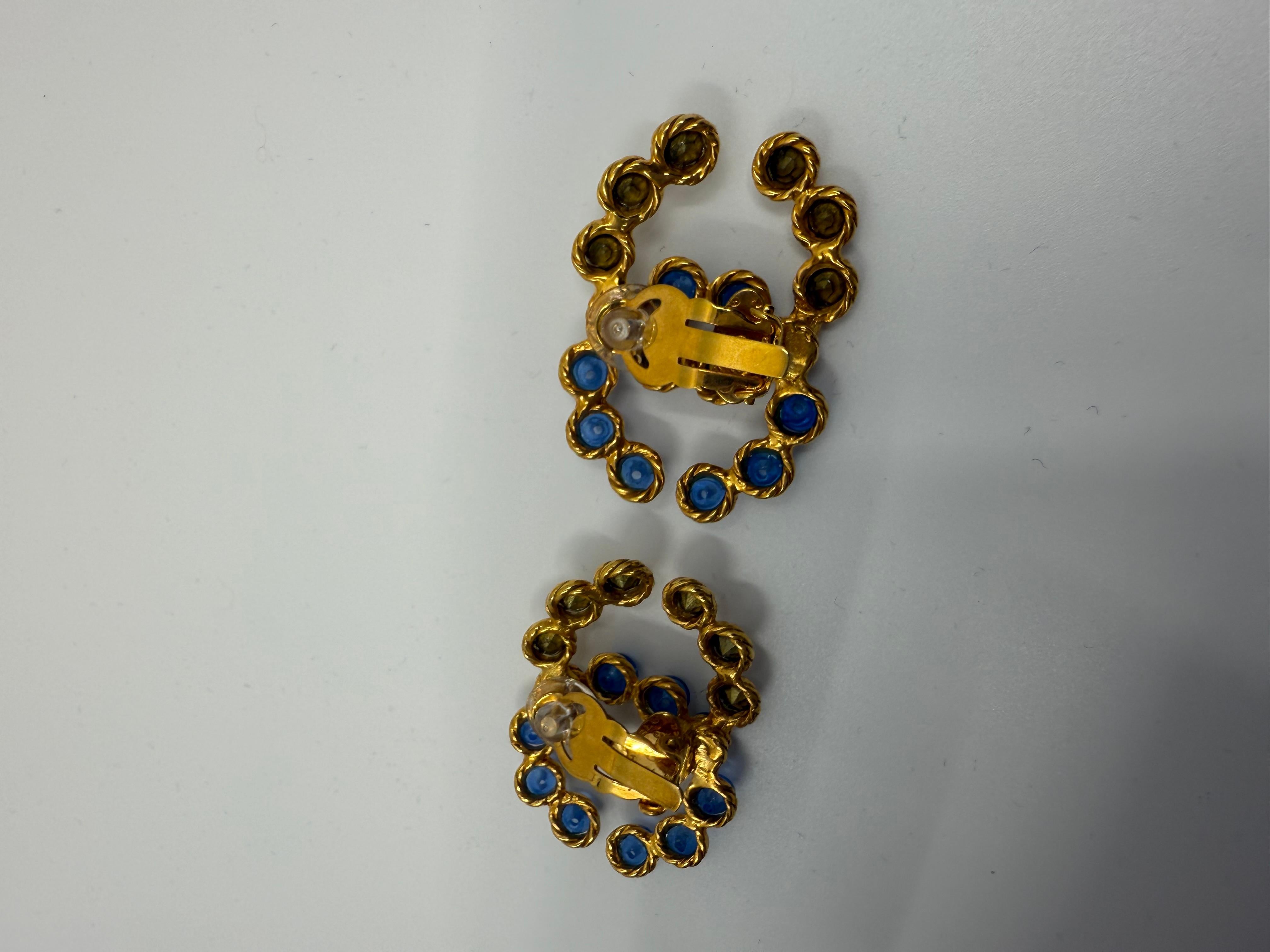 Orecchini a clip in cristallo Chanel Collection'S 28 CC Pietre Gripoix blu e chiare in vendita 1