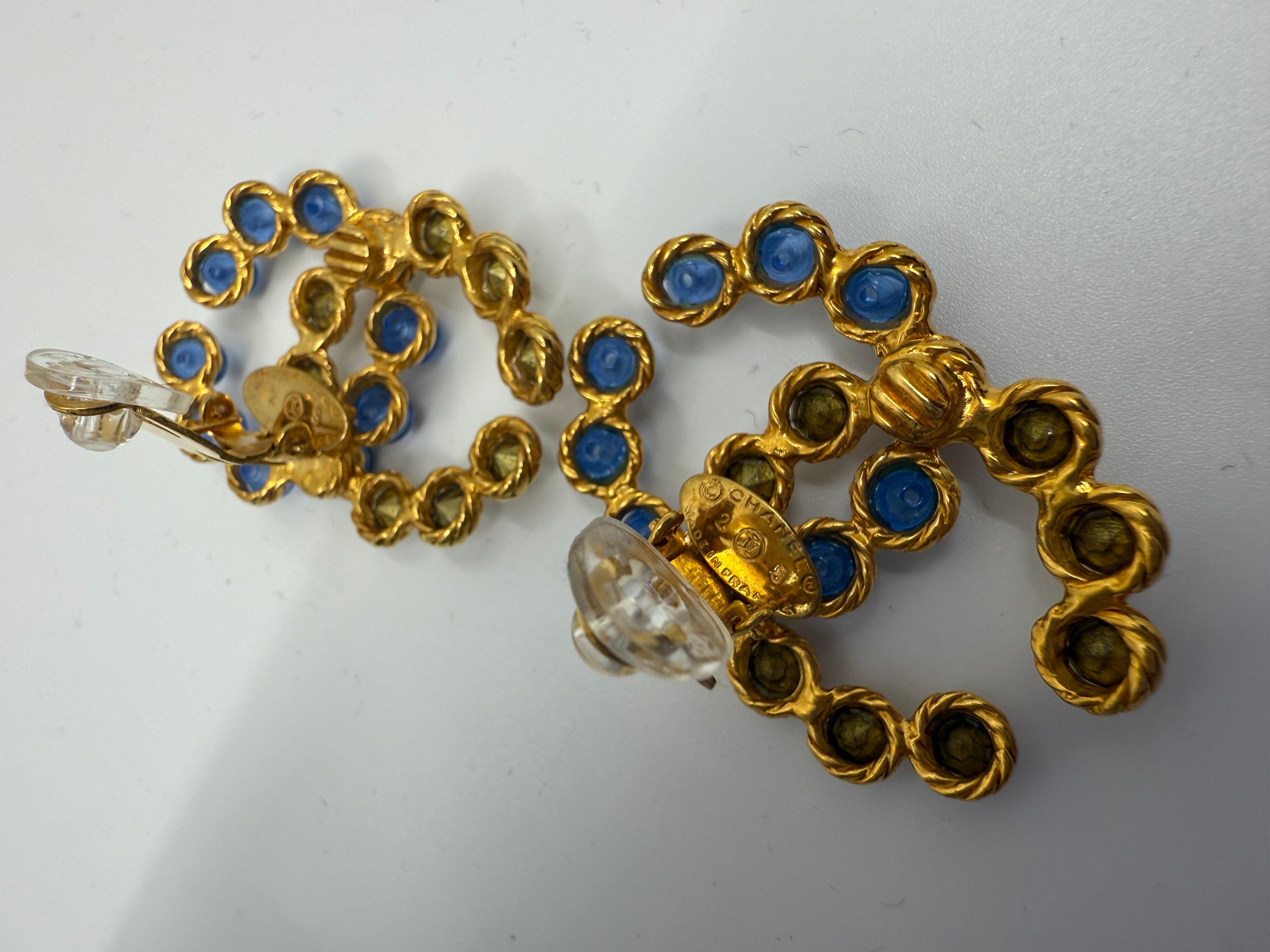 Orecchini a clip in cristallo Chanel Collection'S 28 CC Pietre Gripoix blu e chiare in vendita 2