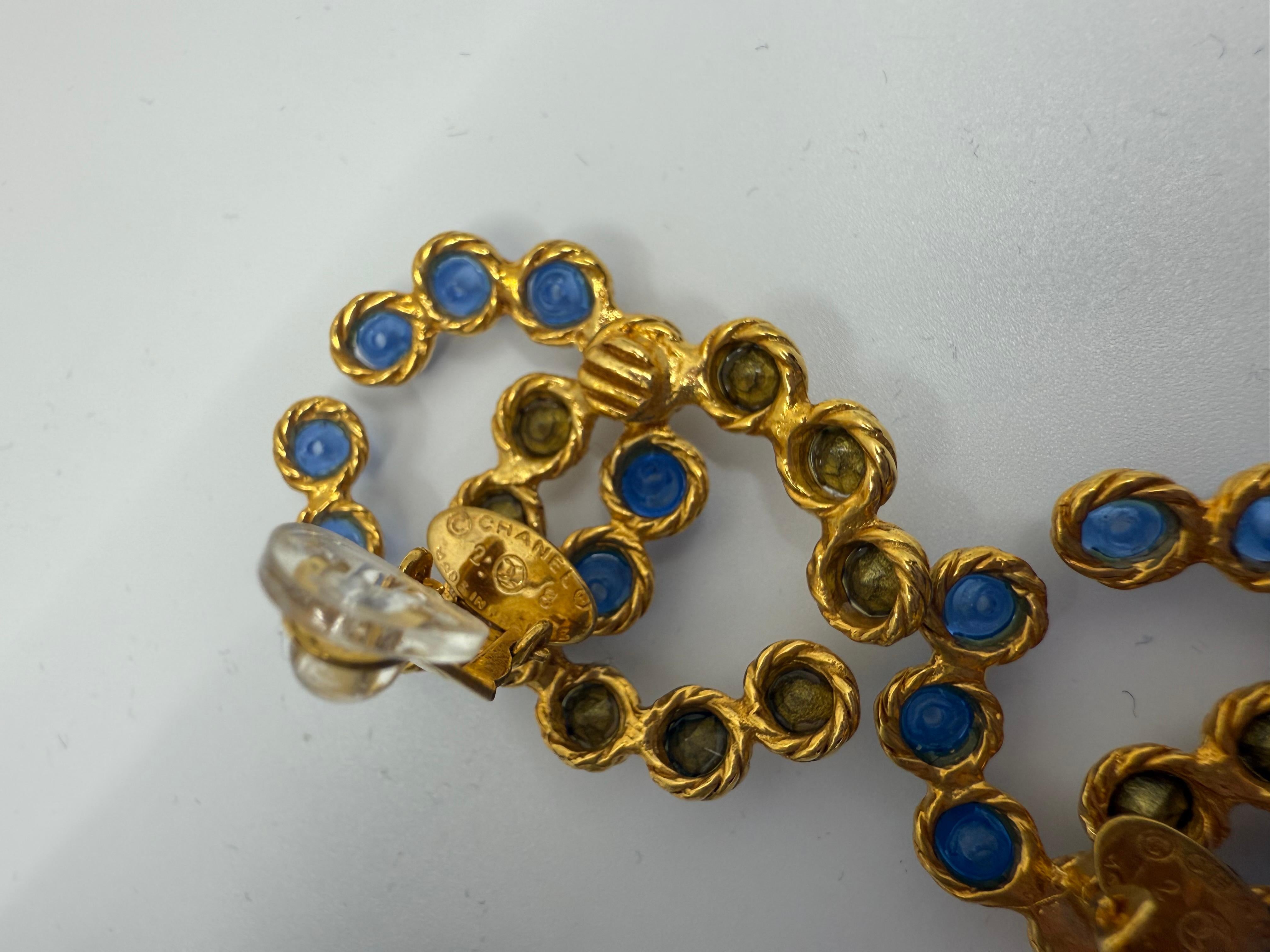 Orecchini a clip in cristallo Chanel Collection'S 28 CC Pietre Gripoix blu e chiare in vendita 3
