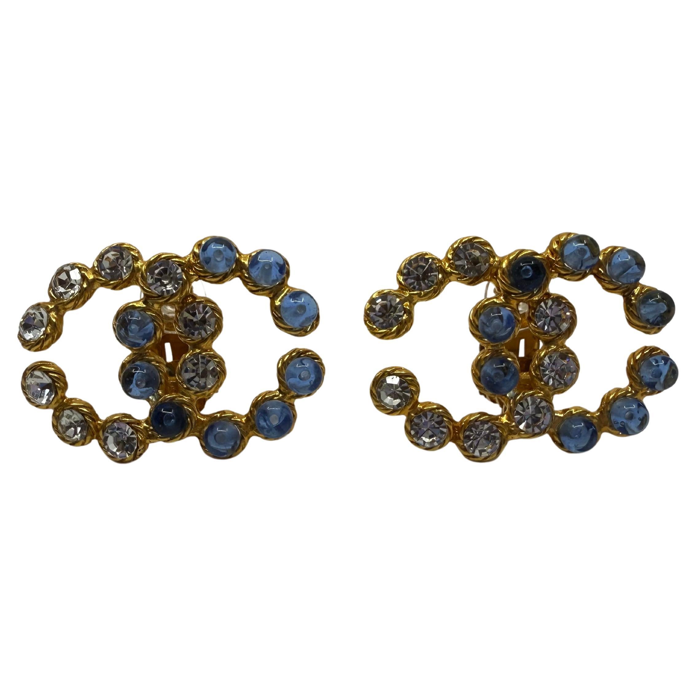 Orecchini a clip in cristallo Chanel Collection'S 28 CC Pietre Gripoix blu e chiare in vendita