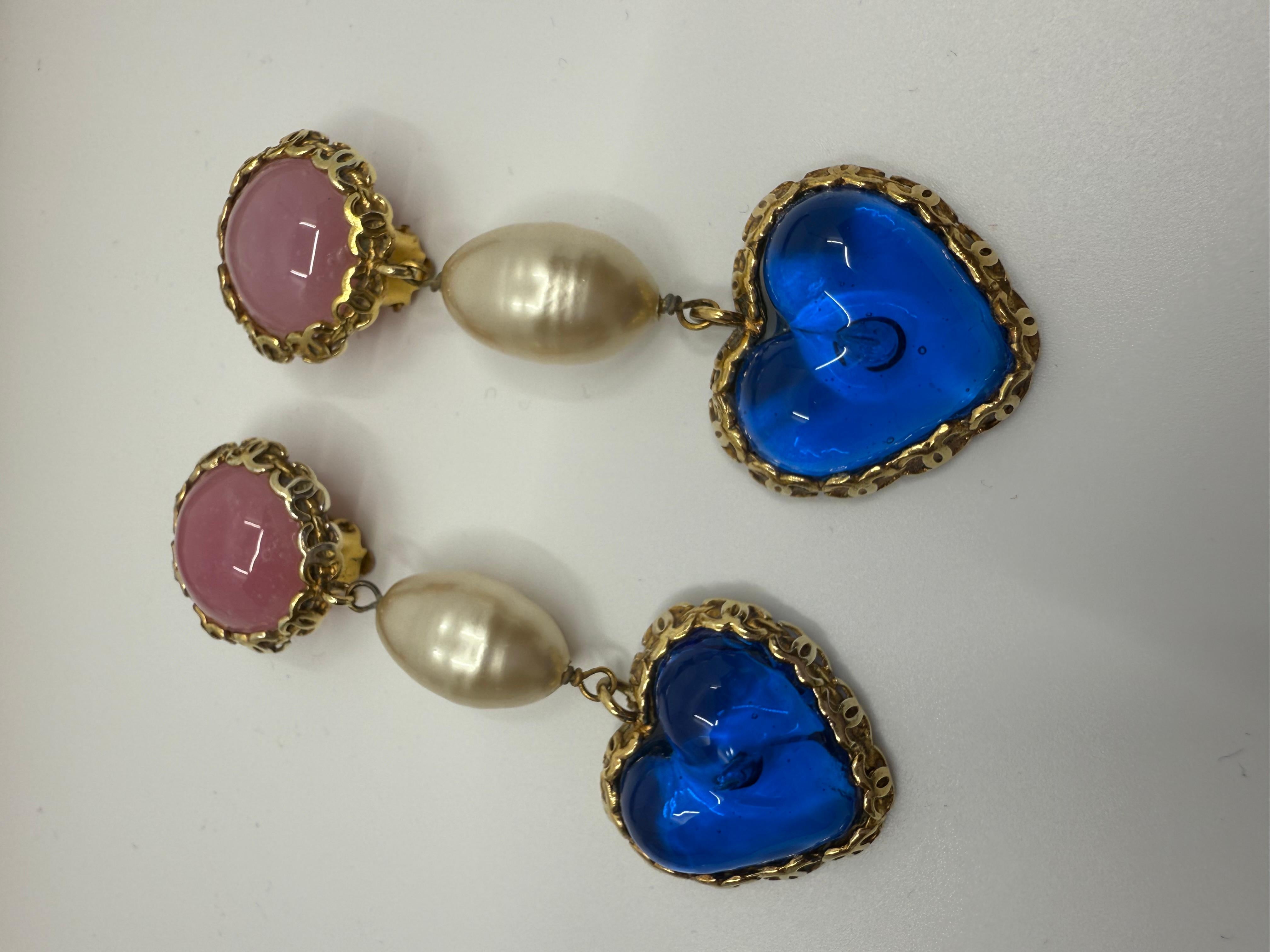 Un incantevole paio di orecchini Chanel Collection 28, realizzati in Francia nel 1996 sotto la direzione creativa di Karl Lagerfeld. Questi orecchini a clip presentano un'iconica combinazione di vetro colato e perle barocche di Maison Gripoix, che