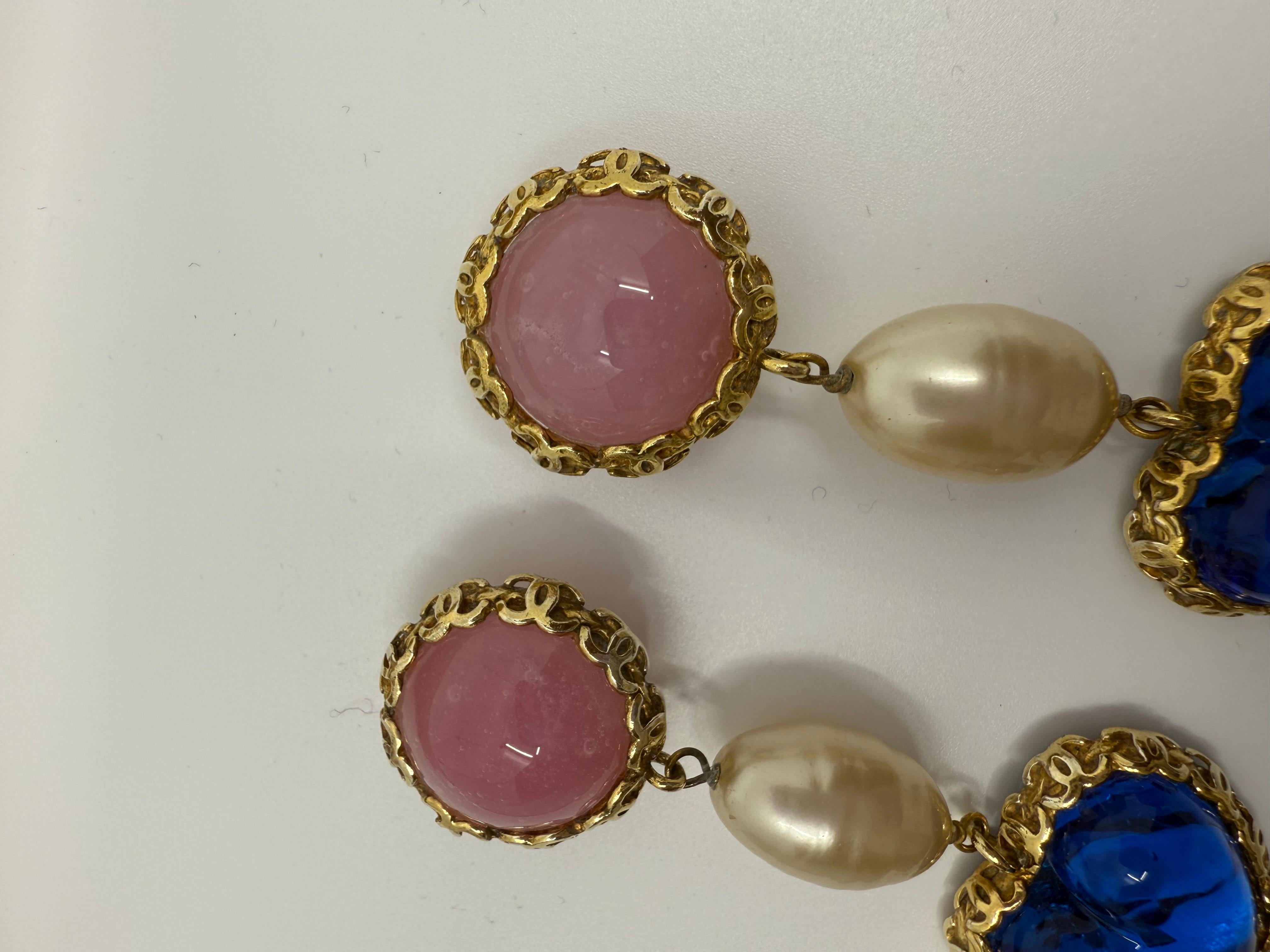 Orecchini a goccia con perle a cuore rosa e blu Chanel Collection'S 28 Gripoix In condizioni buone in vendita a Rowland Heights, CA