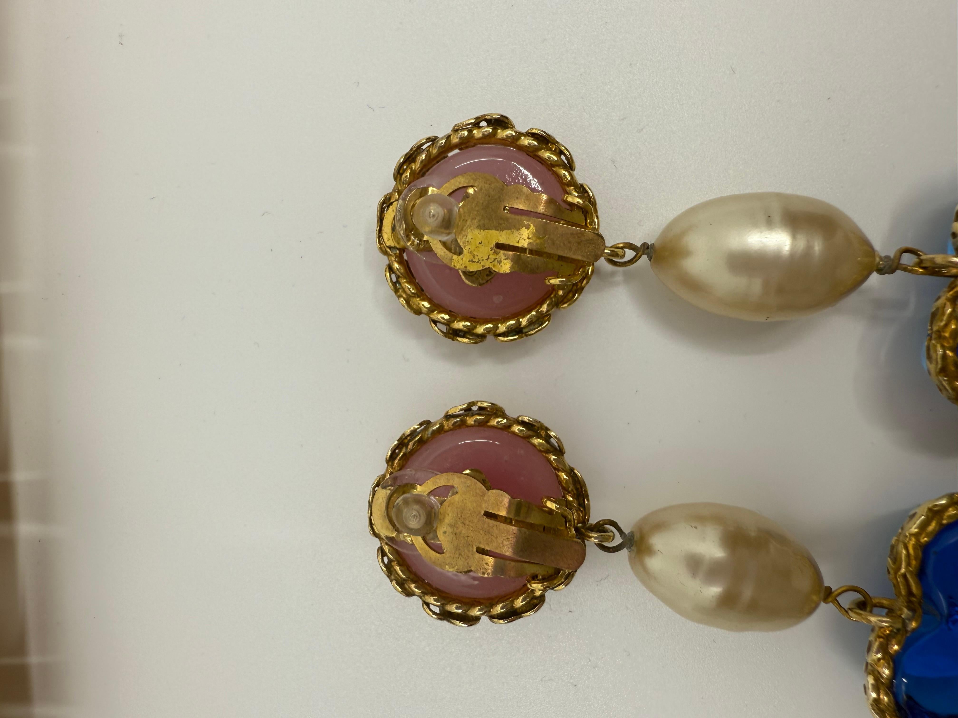 Orecchini a goccia con perle a cuore rosa e blu Chanel Collection'S 28 Gripoix in vendita 1