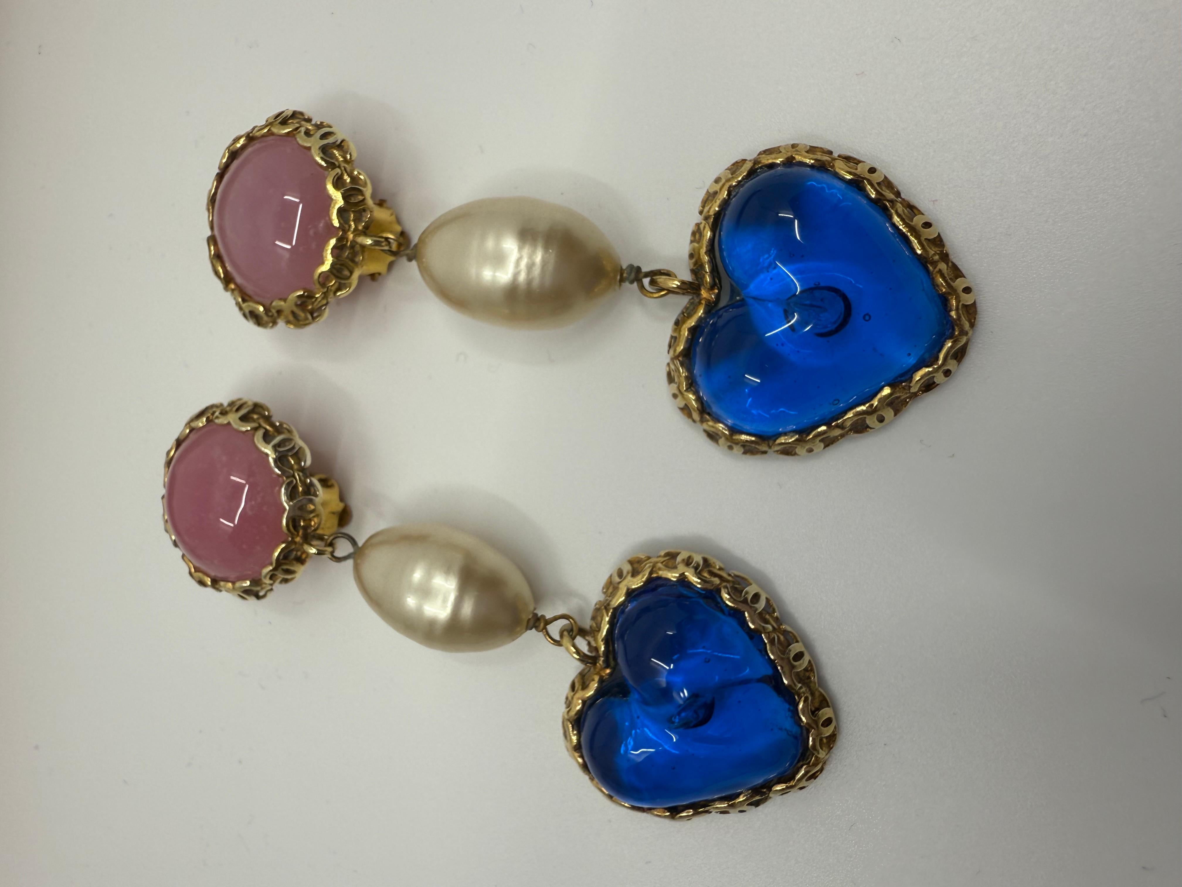 Orecchini a goccia con perle a cuore rosa e blu Chanel Collection'S 28 Gripoix in vendita 4