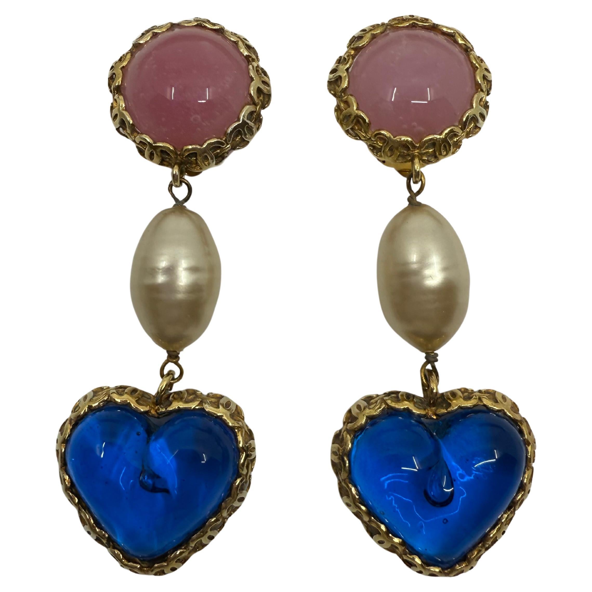 Orecchini a goccia con perle a cuore rosa e blu Chanel Collection'S 28 Gripoix in vendita