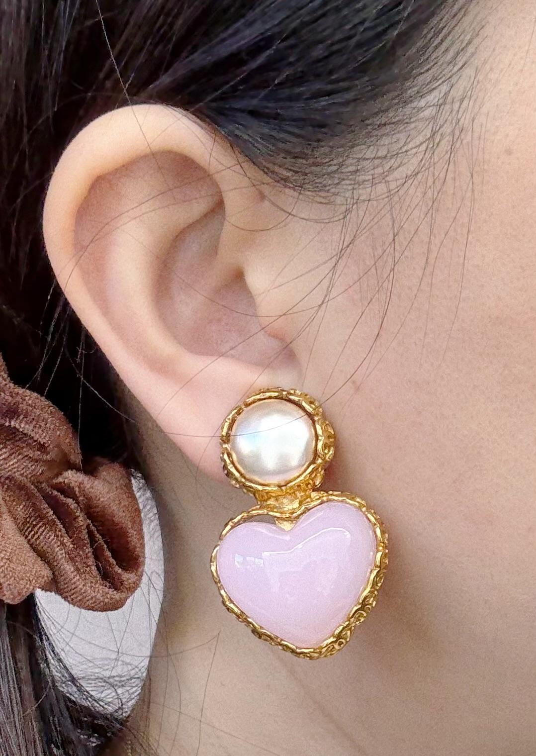 Innamorati di questi rari e romantici orecchini a cuore Chanel Gripoix della Collection'S 28, circa all'inizio degli anni '90. Realizzata in Francia, questa splendida coppia è caratterizzata da una goccia a cuore in vetro colato rosa arrossato