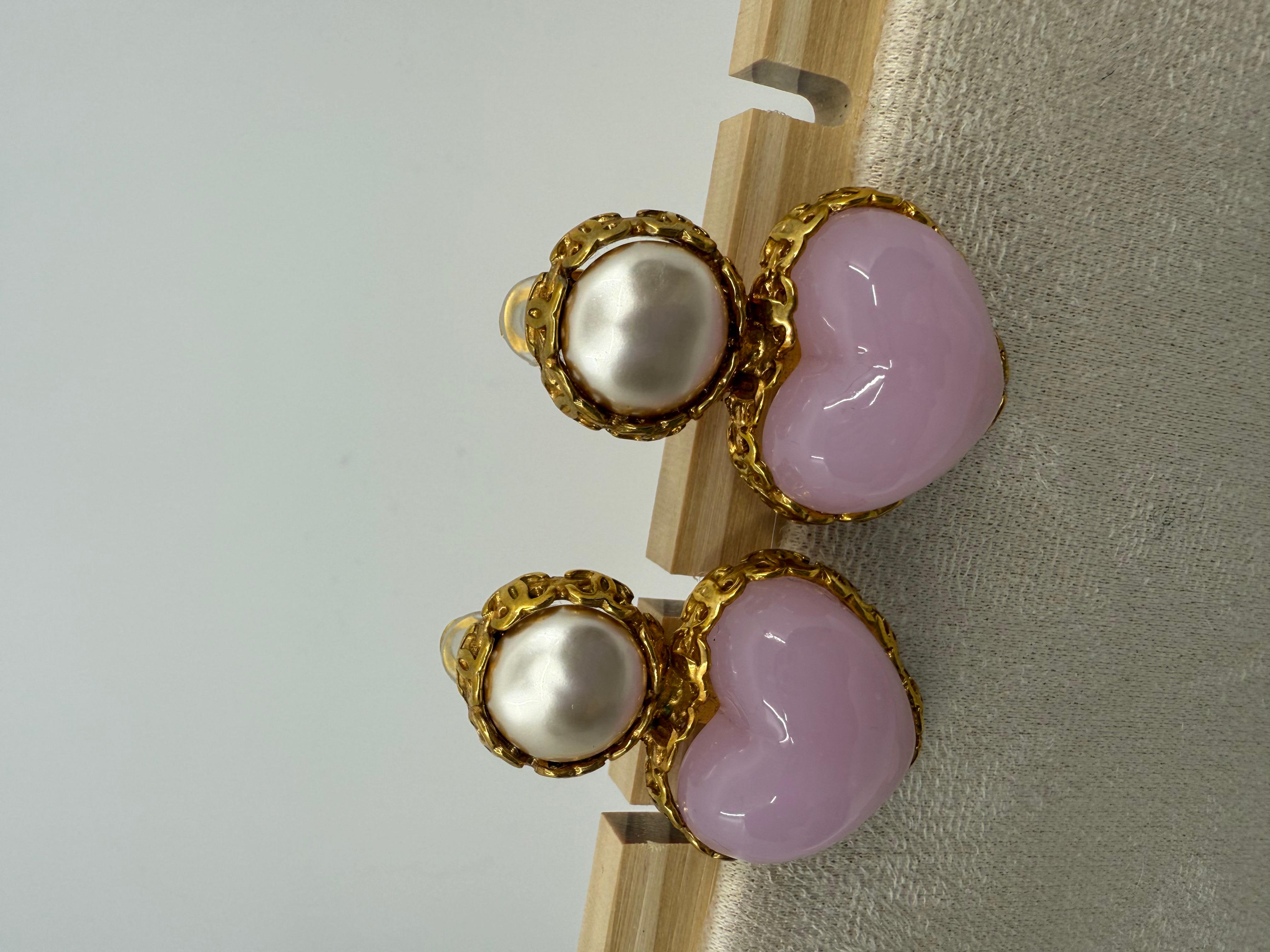 Chanel Collection'S 28 Orecchini a clip con cuore rosa Gripoix e perla, anni '90 In condizioni buone in vendita a Rowland Heights, CA