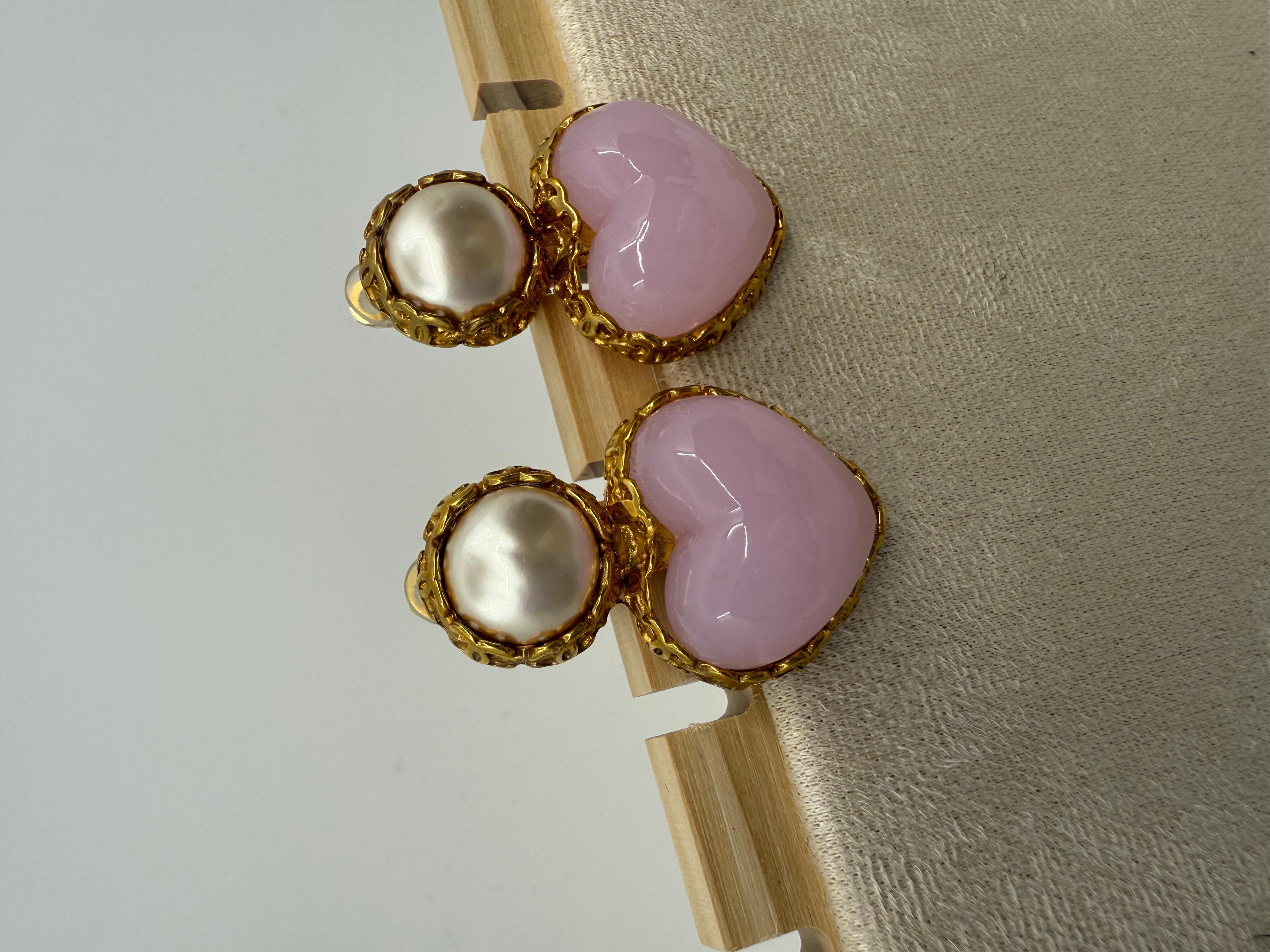 Donna Chanel Collection'S 28 Orecchini a clip con cuore rosa Gripoix e perla, anni '90 in vendita