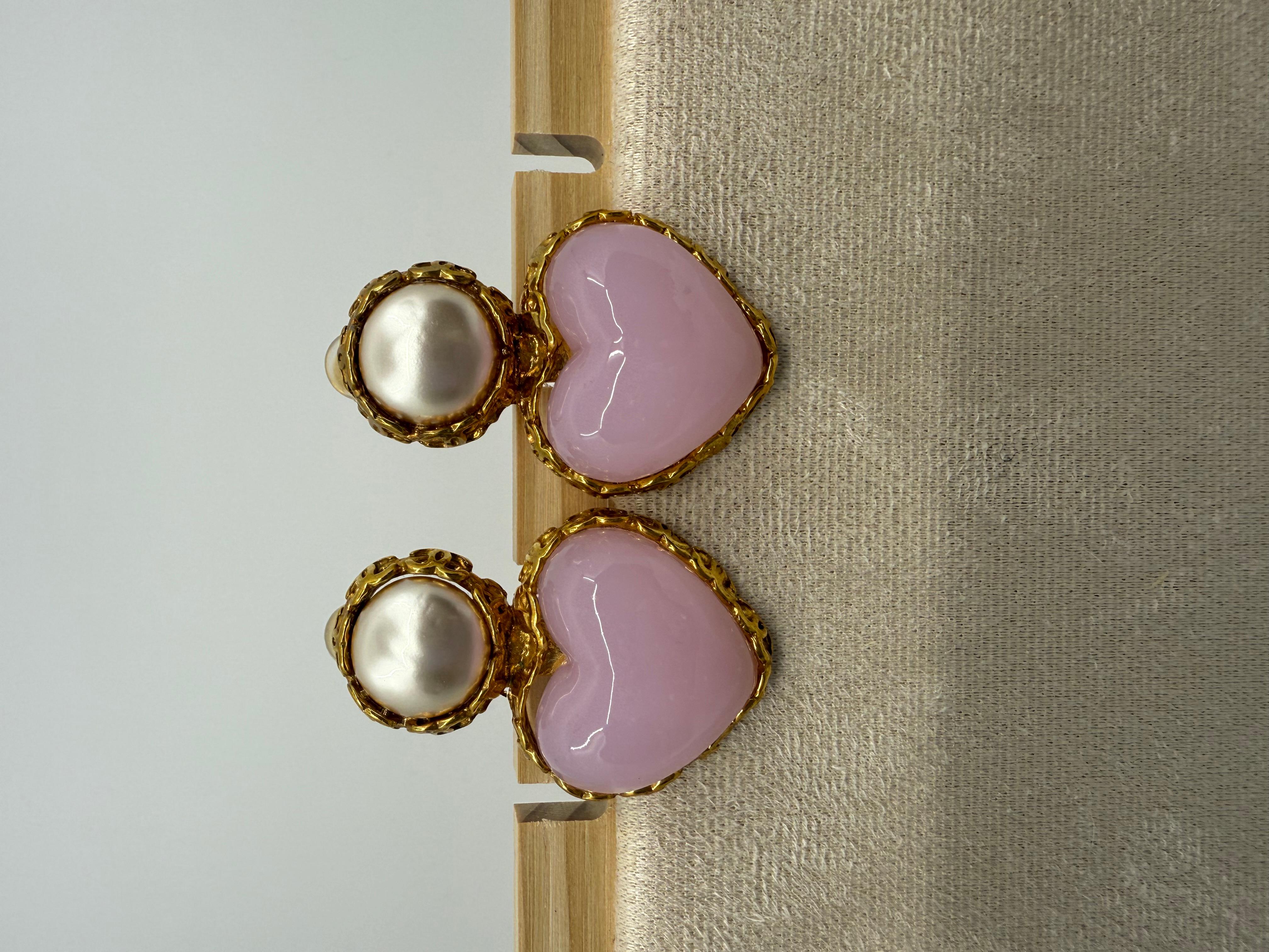 Chanel Collection'S 28 Orecchini a clip con cuore rosa Gripoix e perla, anni '90 in vendita 1