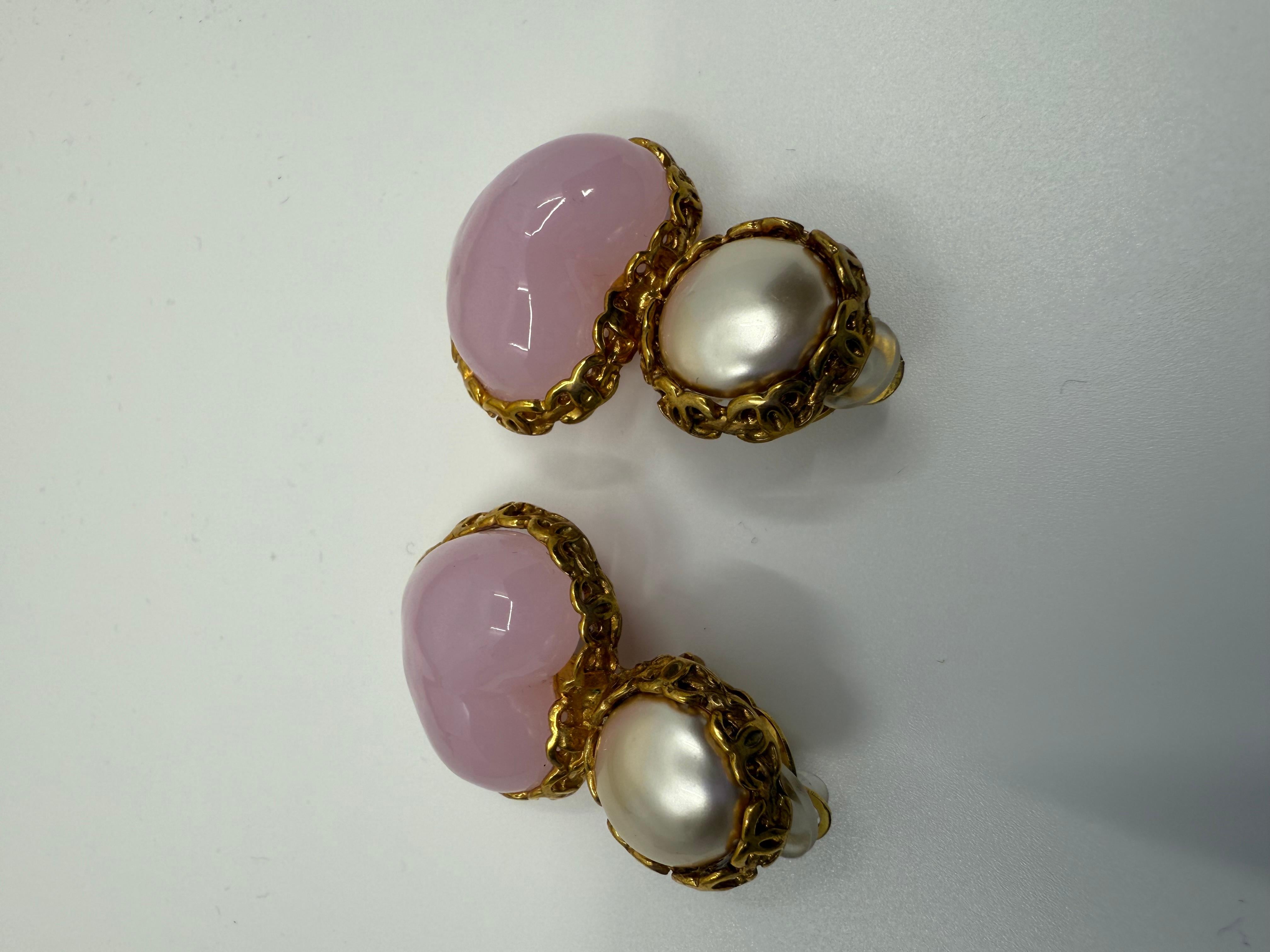 Chanel Collection'S 28 Orecchini a clip con cuore rosa Gripoix e perla, anni '90 in vendita 2