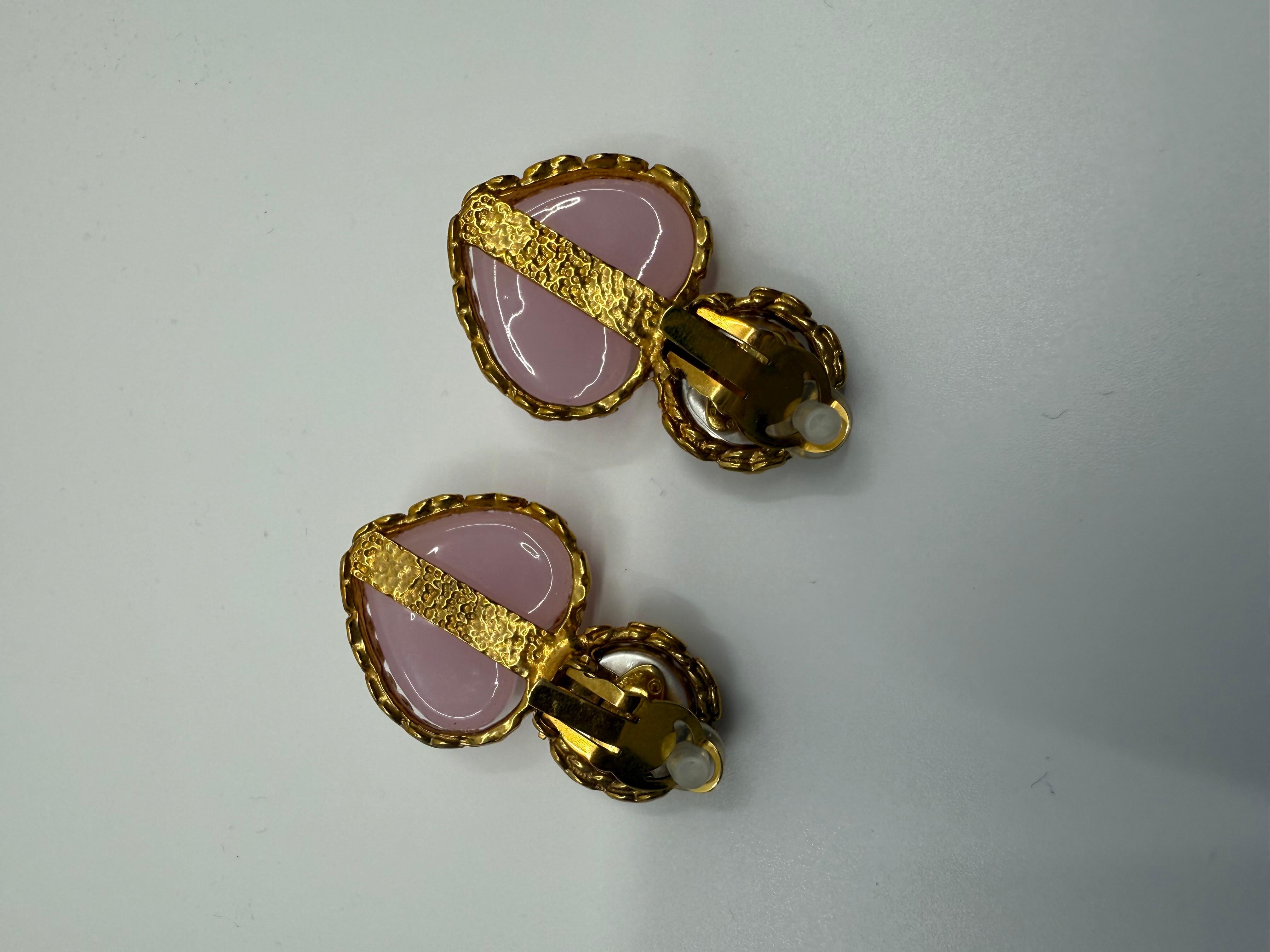 Chanel Collection'S 28 Orecchini a clip con cuore rosa Gripoix e perla, anni '90 in vendita 3