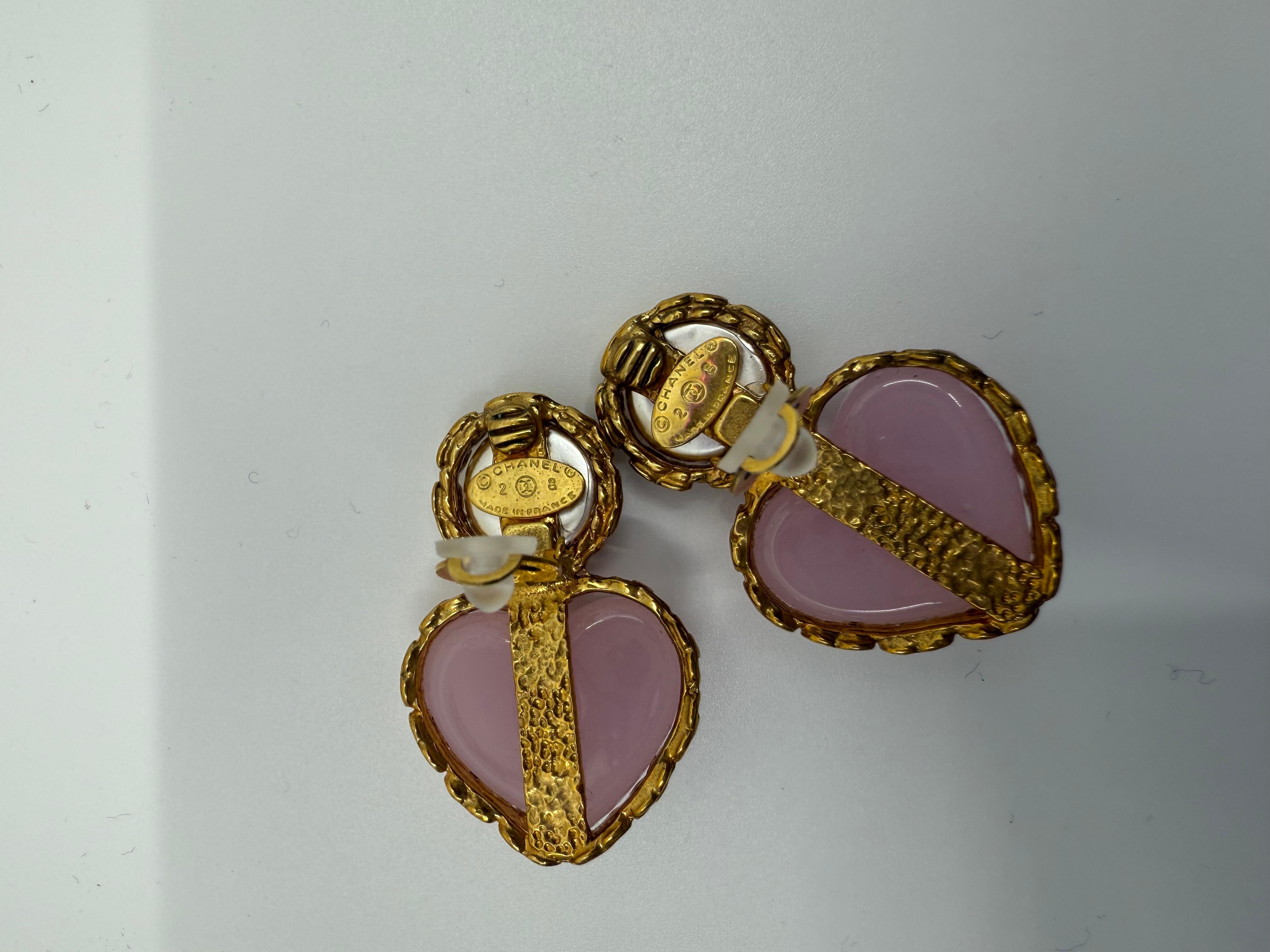 Chanel Collection'S 28 Orecchini a clip con cuore rosa Gripoix e perla, anni '90 in vendita 4