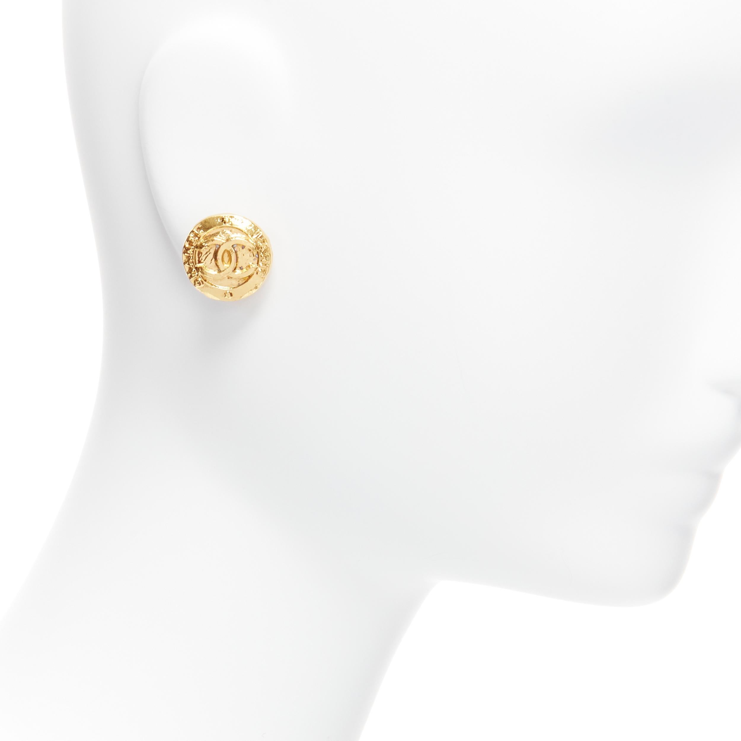 CHANEL Collection 28 Vintage gold tone CC logo coin medallion clip on earring
Reference: TGAS/D00161
Brand: Chanel
Designer: Karl Lagerfeld
Collection: Collection 28
Material: Metal
Color: Gold
Pattern: Solid
Closure: Clip On
Made in: