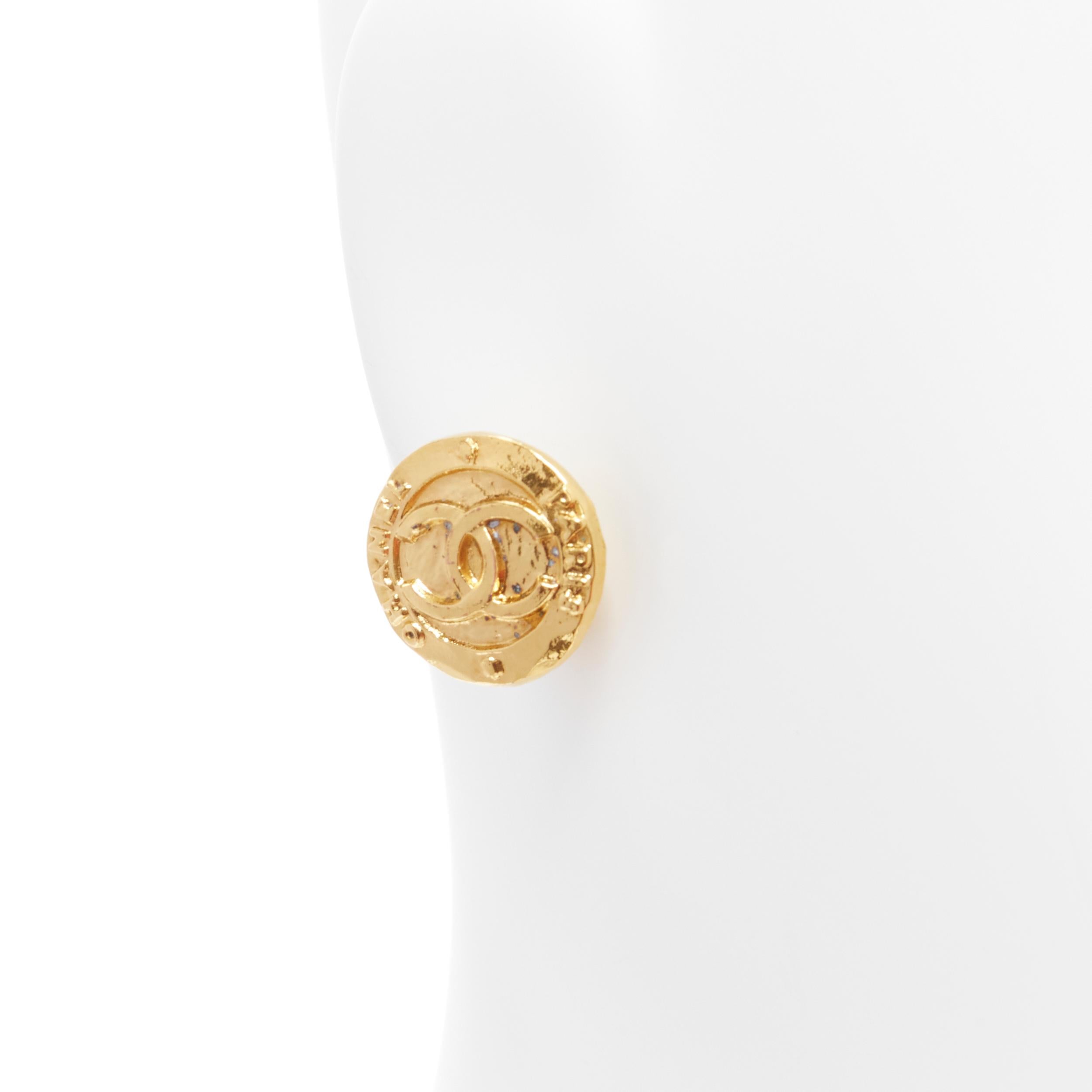 CHANEL Collection 28 Vintage gold tone CC logo coin medallion clip on earring In Good Condition In Hong Kong, NT