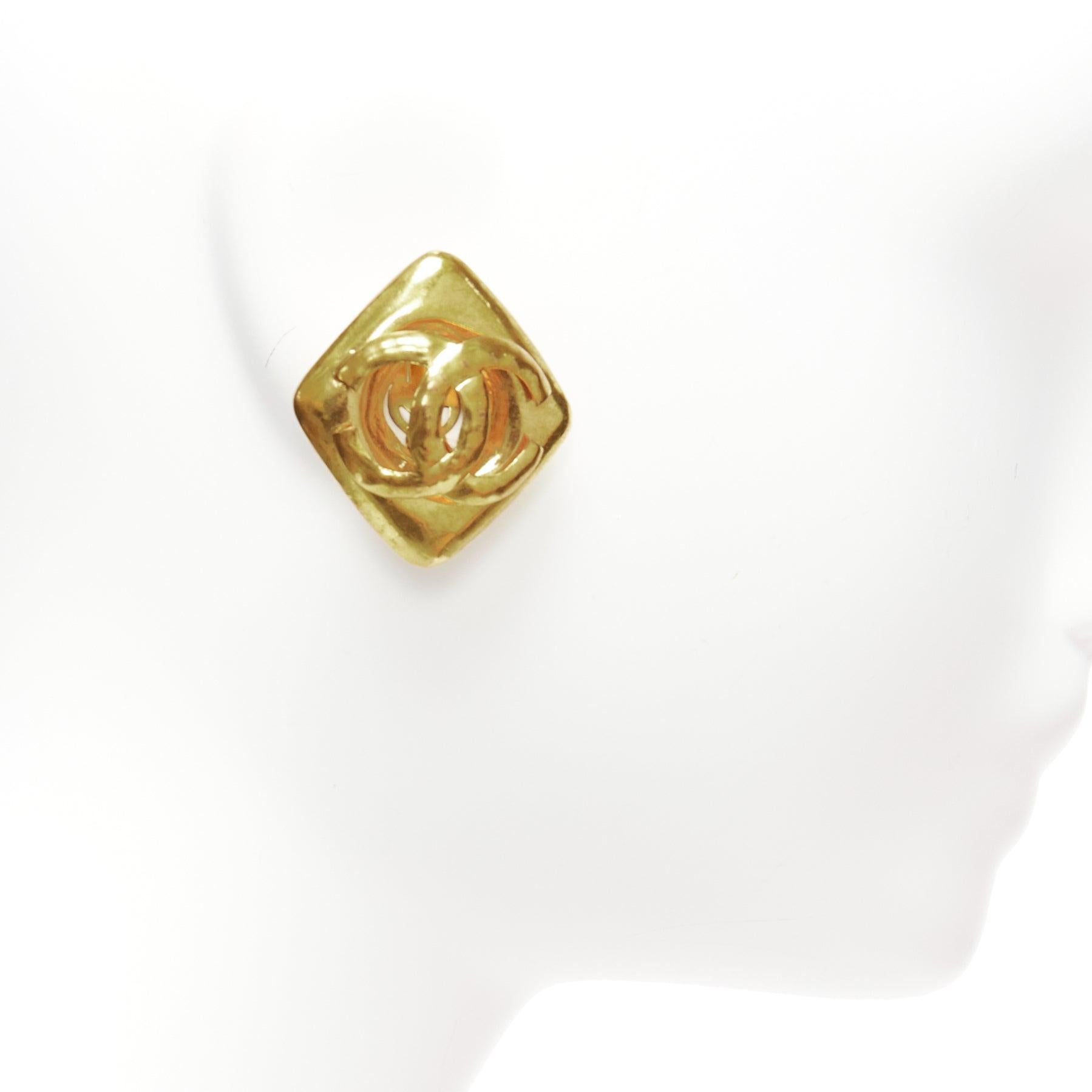 CHANEL Collection 29 Vintage gold oversized CC logo trapezium clip on earrings In Good Condition For Sale In Hong Kong, NT