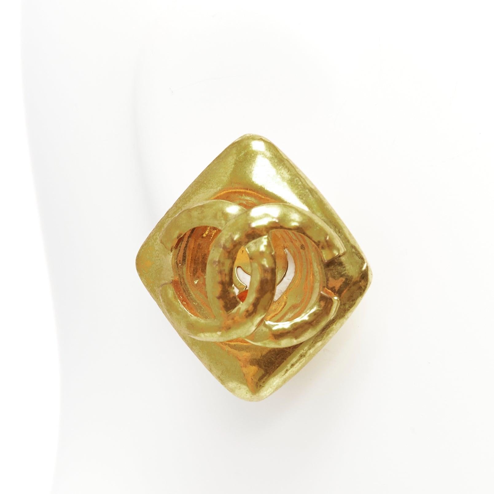 Women's CHANEL Collection 29 Vintage gold oversized CC logo trapezium clip on earrings For Sale