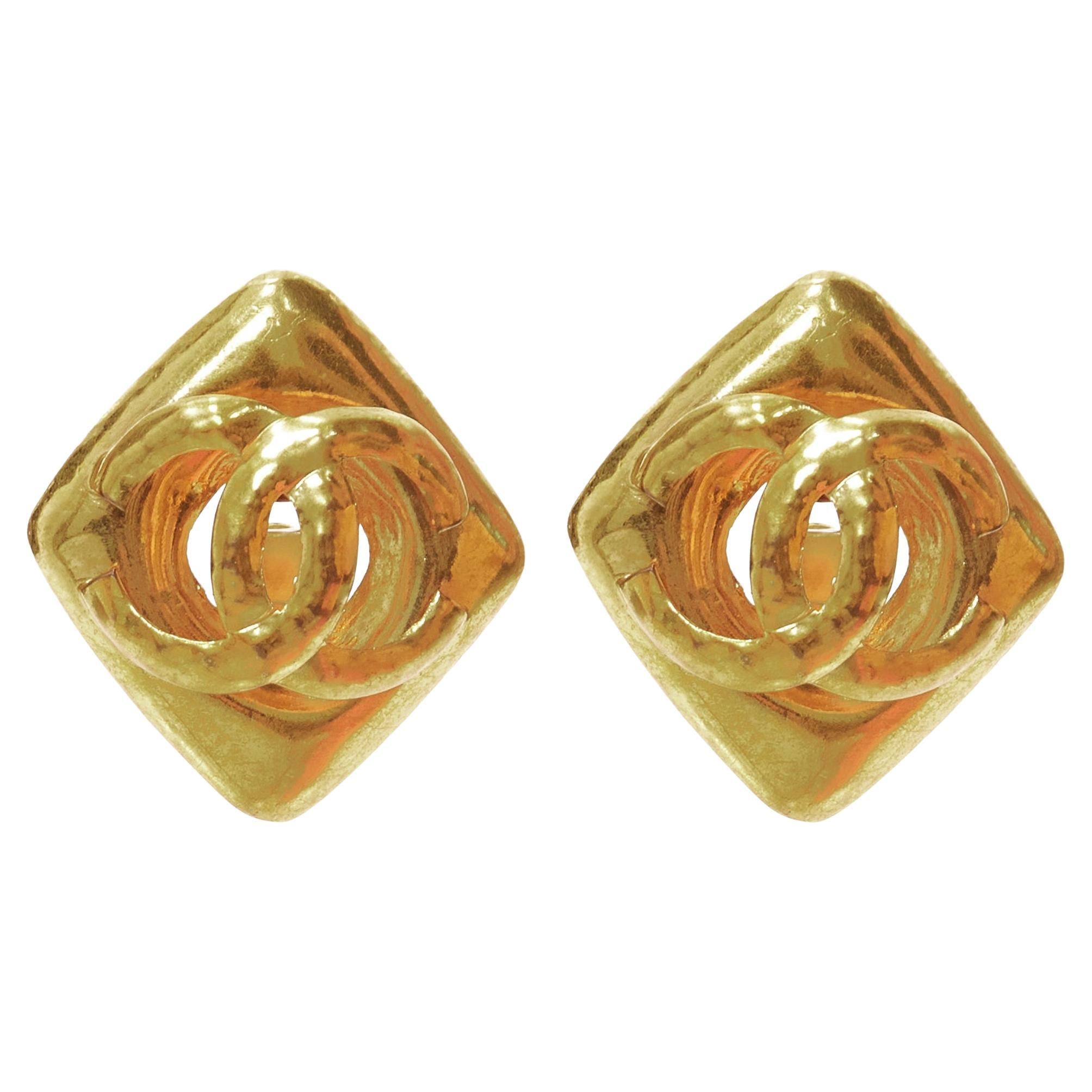 CHANEL Collection 29 Vintage gold oversized CC logo trapezium clip on earrings For Sale