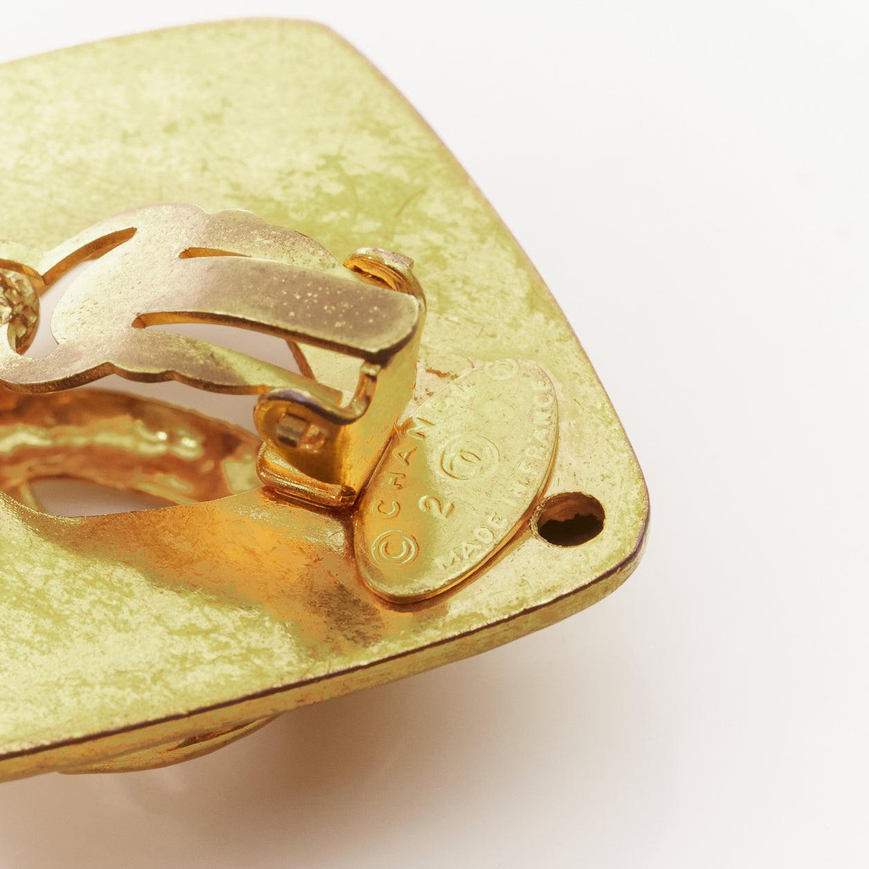 CHANEL Kollektion 29 Vintage Goldfarbene übergroße CC Trapezium-Ohrringe mit Clip in Übergröße im Angebot 1
