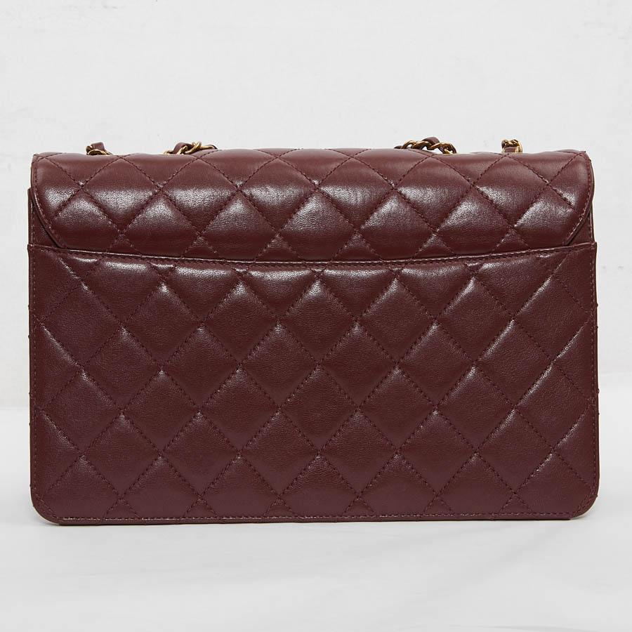 Limited series dating from 2016.. This Chanel bag is made of burgundy leather. Its very original clasp is in black pléxi and its attributes are aged gold. We find the famous chain entwined with leather. The flap opens on a burgundy leather interior