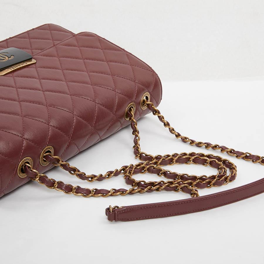 CHANEL Collector bag in burgundy leather 3