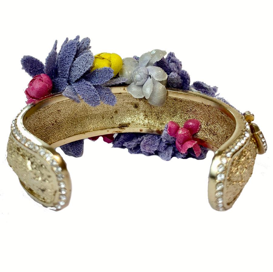 CHANEL Collector Flower Bracelet In Gold Metal And Fabric In Excellent Condition For Sale In Paris, FR