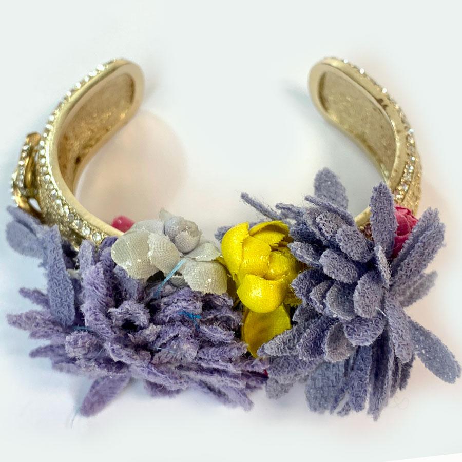 CHANEL Collector Flower Bracelet In Gold Metal And Fabric For Sale 2