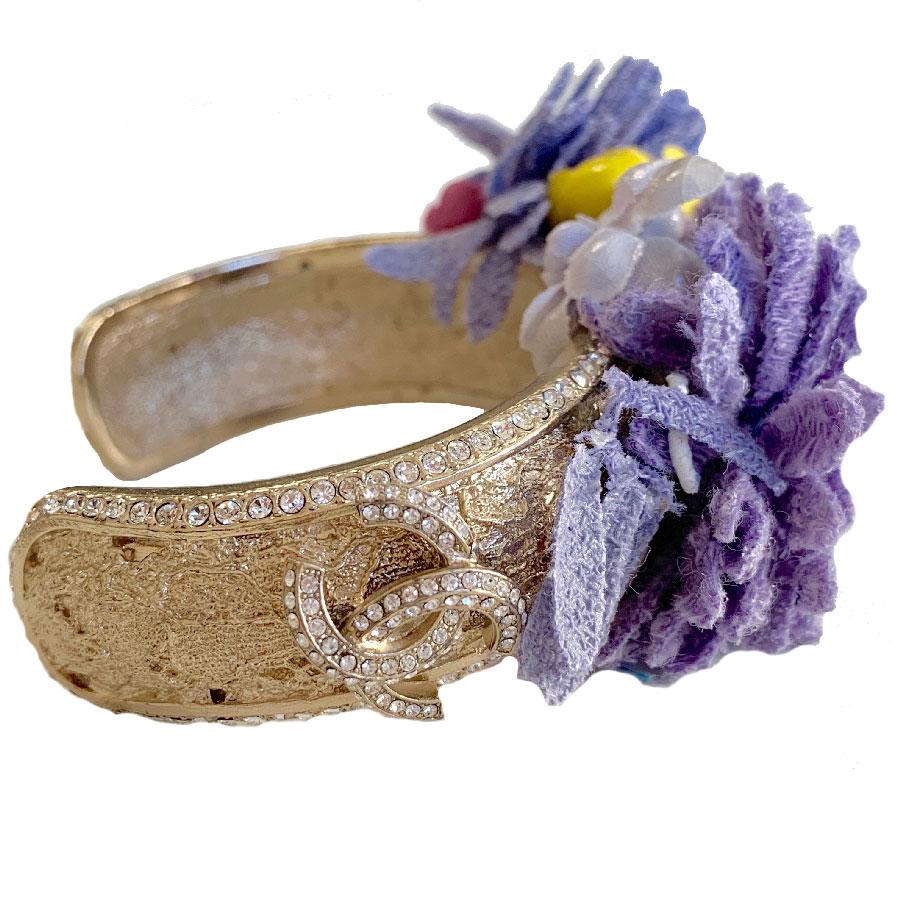 CHANEL Collector Flower Bracelet In Gold Metal And Fabric For Sale 3