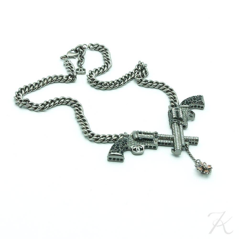 Chanel Collector Gun Revolver Necklace 2014 In Excellent Condition In Verviers, Région Wallonne