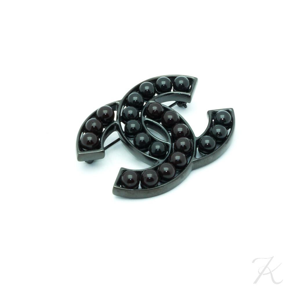 Rare and beautiful Chanel black, deep deep red/brown lucite beads logo brooch, black metal, year 2014.

Dimensions: 5.5 x 4 cm

Signed: Chanel B 14 Made in Italy

Excellent condition (hardly used)