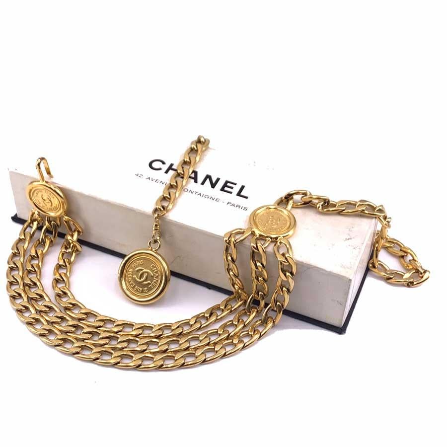 The belt is a vintage piece from Maison CHANEL. It comes in the form of a triple chain joined on both sides by two pieces with the inscription CC 31 RUE CAMBON PARIS. Once attached, the main chain offers a third golden piece to let hang alongside